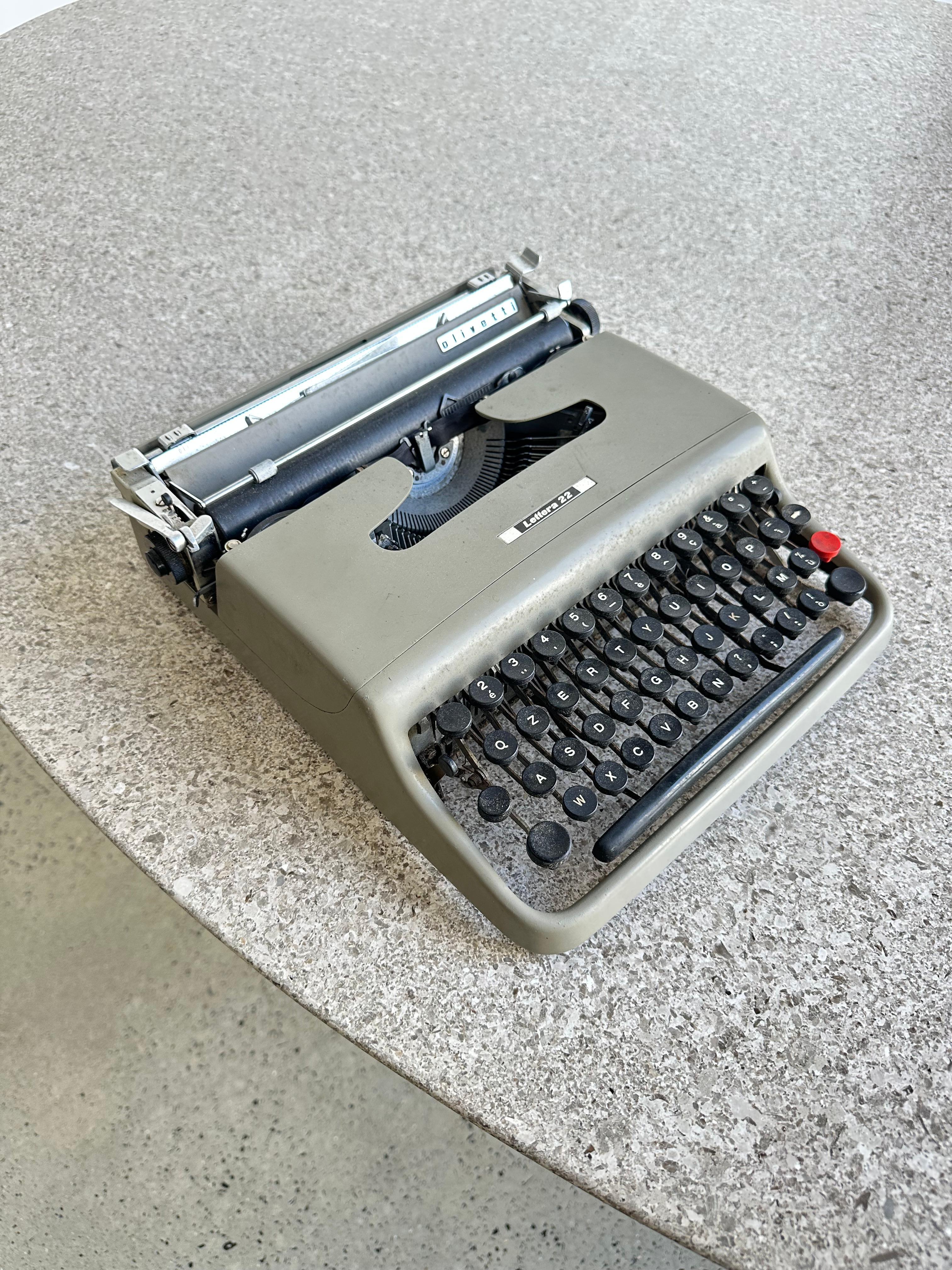 Máquina de escribir italiana de Marcello Nizzoli para Olivetti, años 50 en Bueno estado para la venta en Byron Bay, NSW