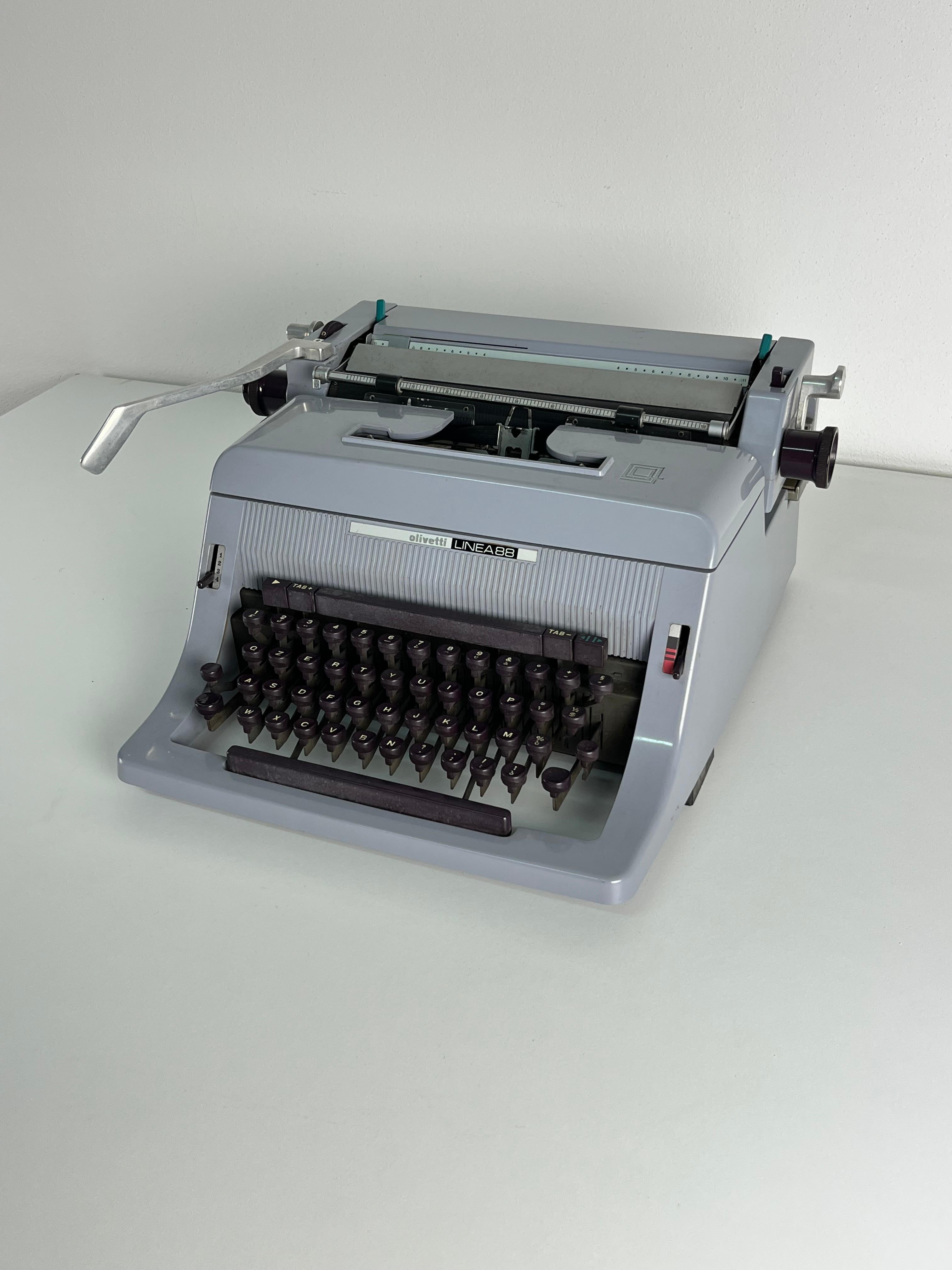 Macchina da scrivere italiana 