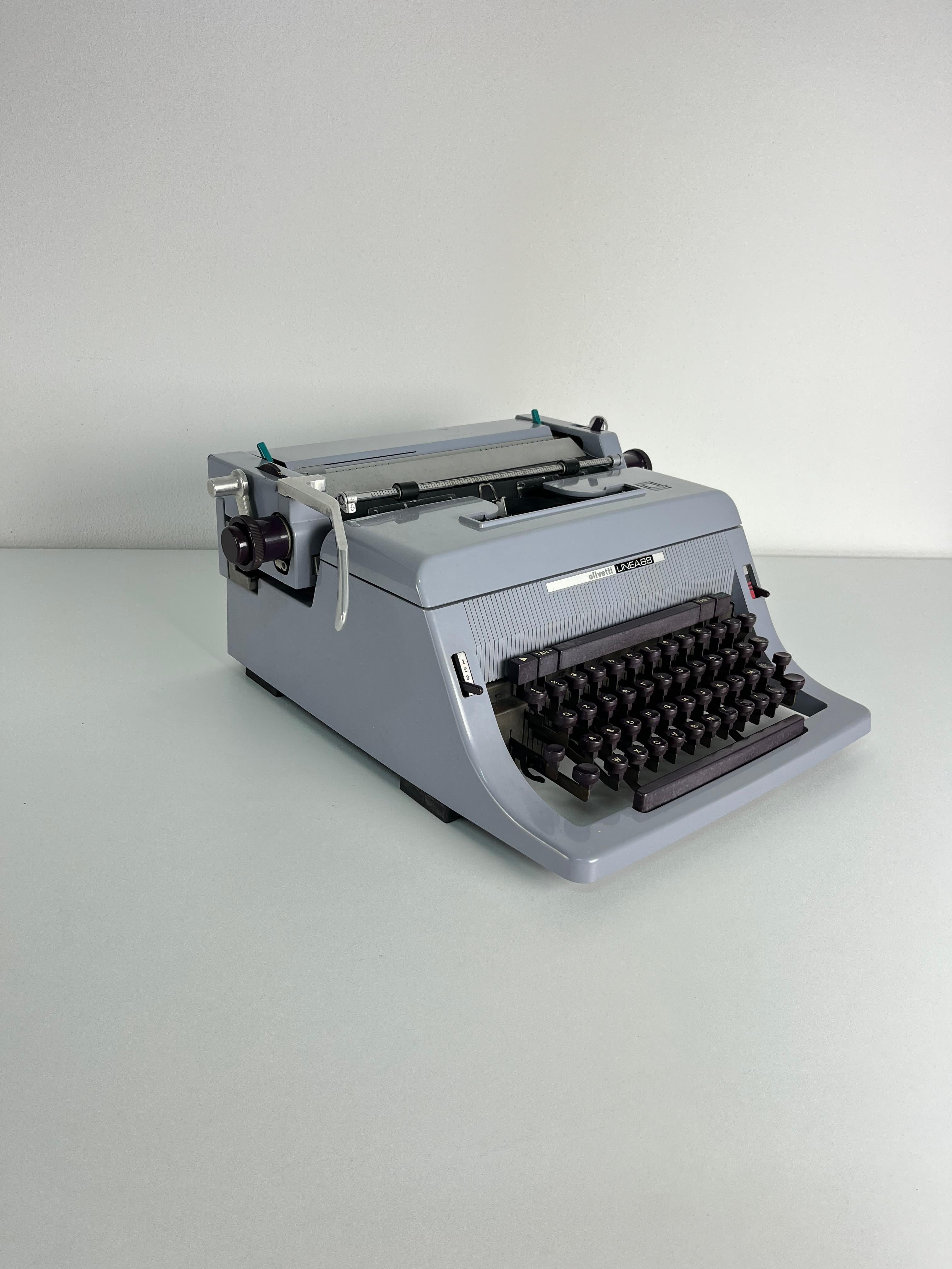 Metà XX secolo Macchina da scrivere italiana 