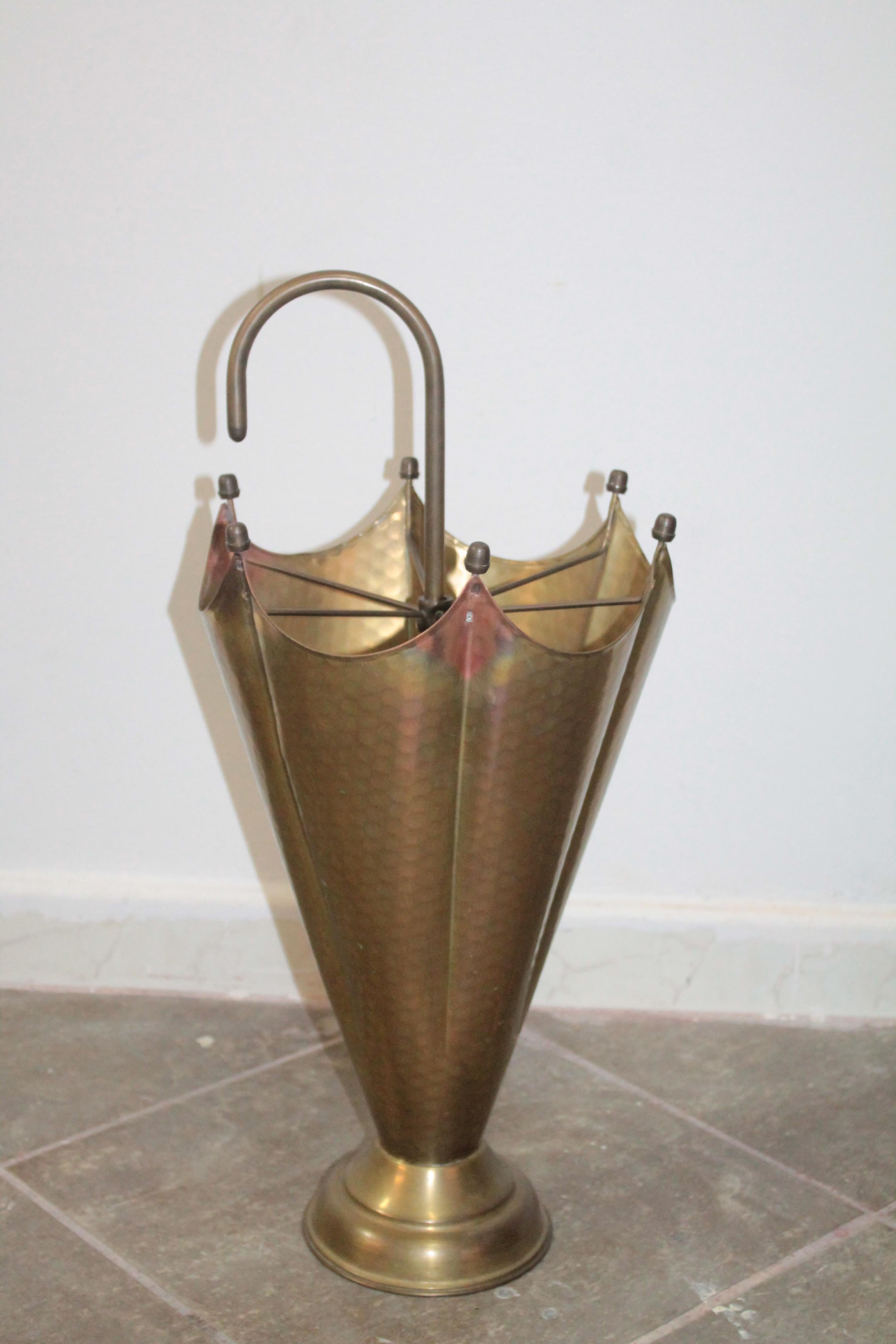 Brass umbrella stand, Italian Manufacturing circa 1950.
Signs of oxidation visible in the pictures.