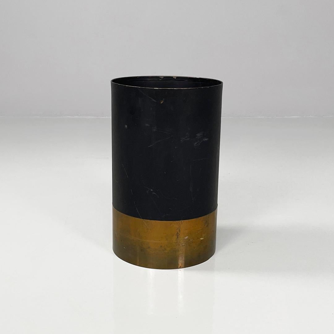 Porte-parapluies italien Cartuccia par Luigi Caccia Dominioni pour Azucena, années 1960
Porte-parapluies modèle Cartuccia avec base ronde en métal laqué et laiton poli.
Produit par Azucena dans les années 1960 et conçu par Luigi Caccia