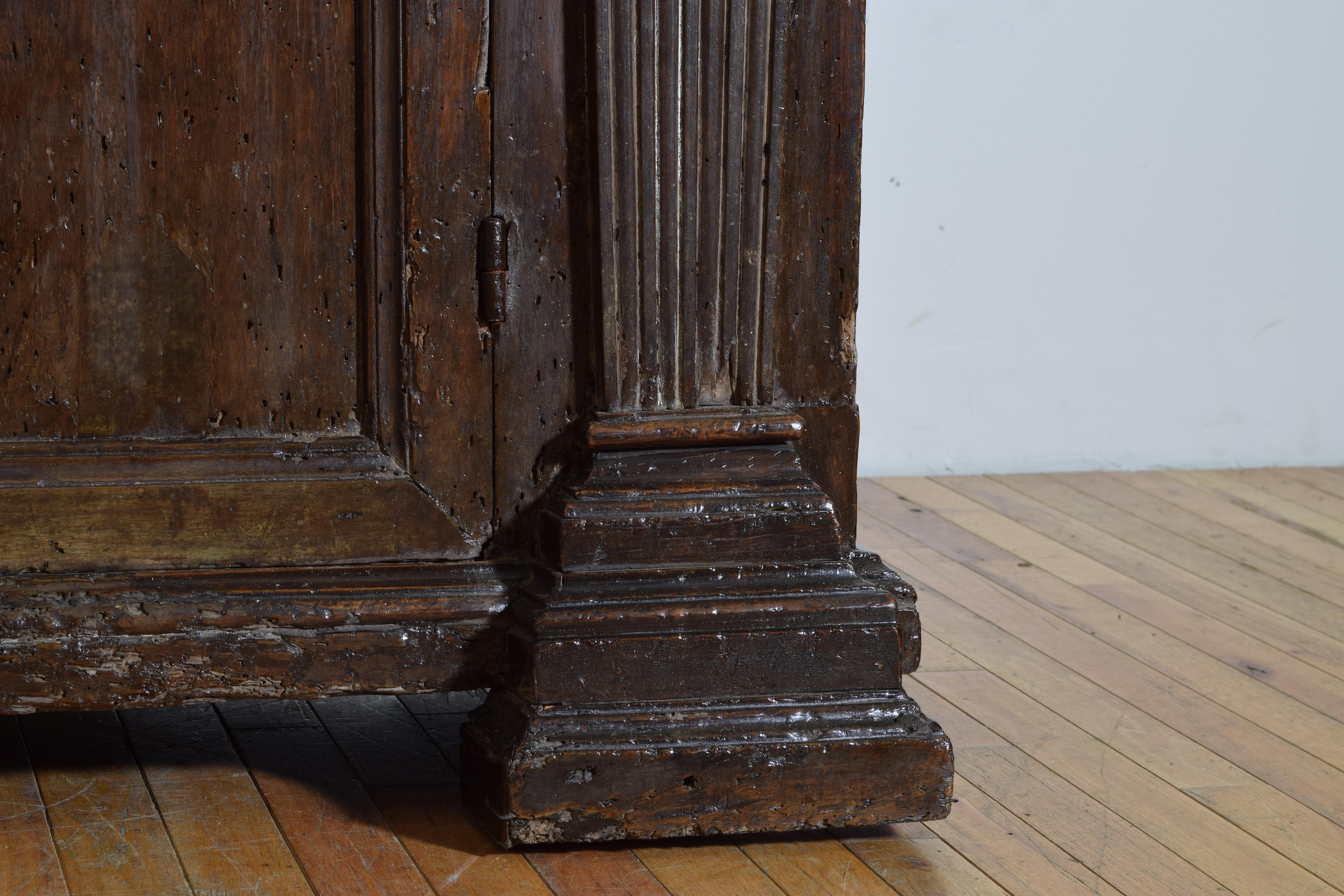Italian, Umbria, Late Renaissance Carved Walnut Credenza, end of 16th century For Sale 7
