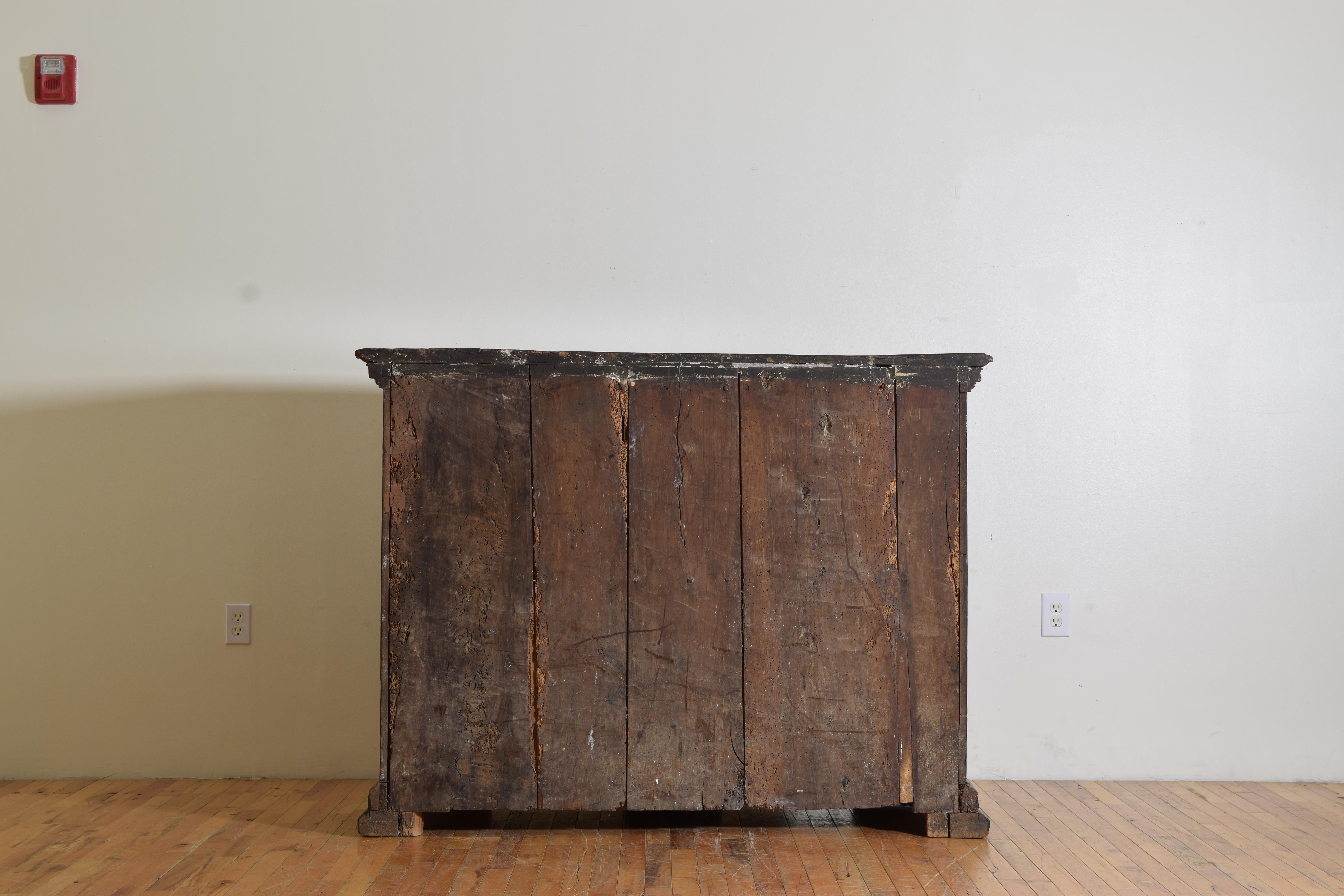 Italian, Umbria, Late Renaissance Carved Walnut Credenza, end of 16th century For Sale 8