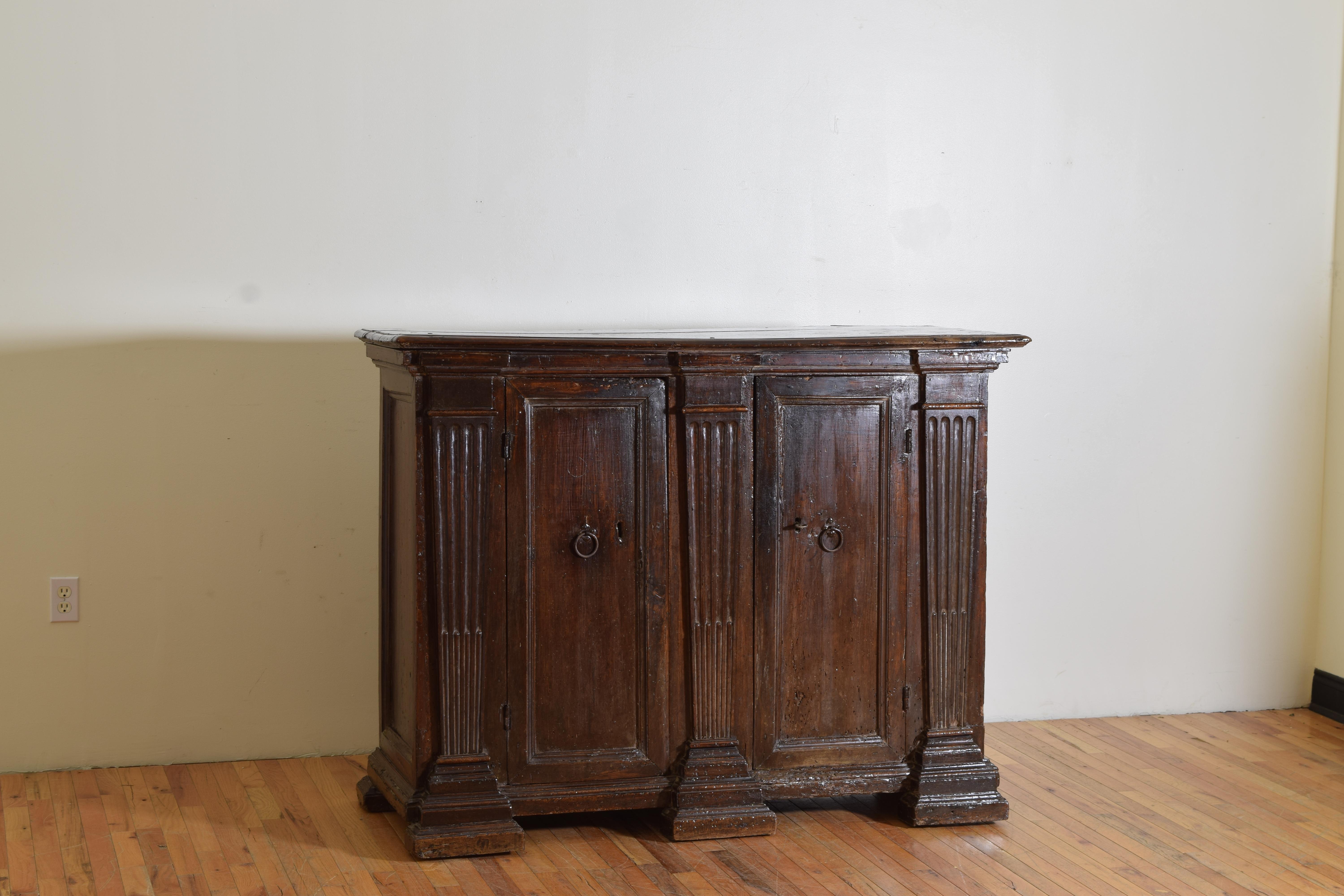 Italian, Umbria, Late Renaissance Carved Walnut Credenza, end of 16th century In Good Condition For Sale In Atlanta, GA