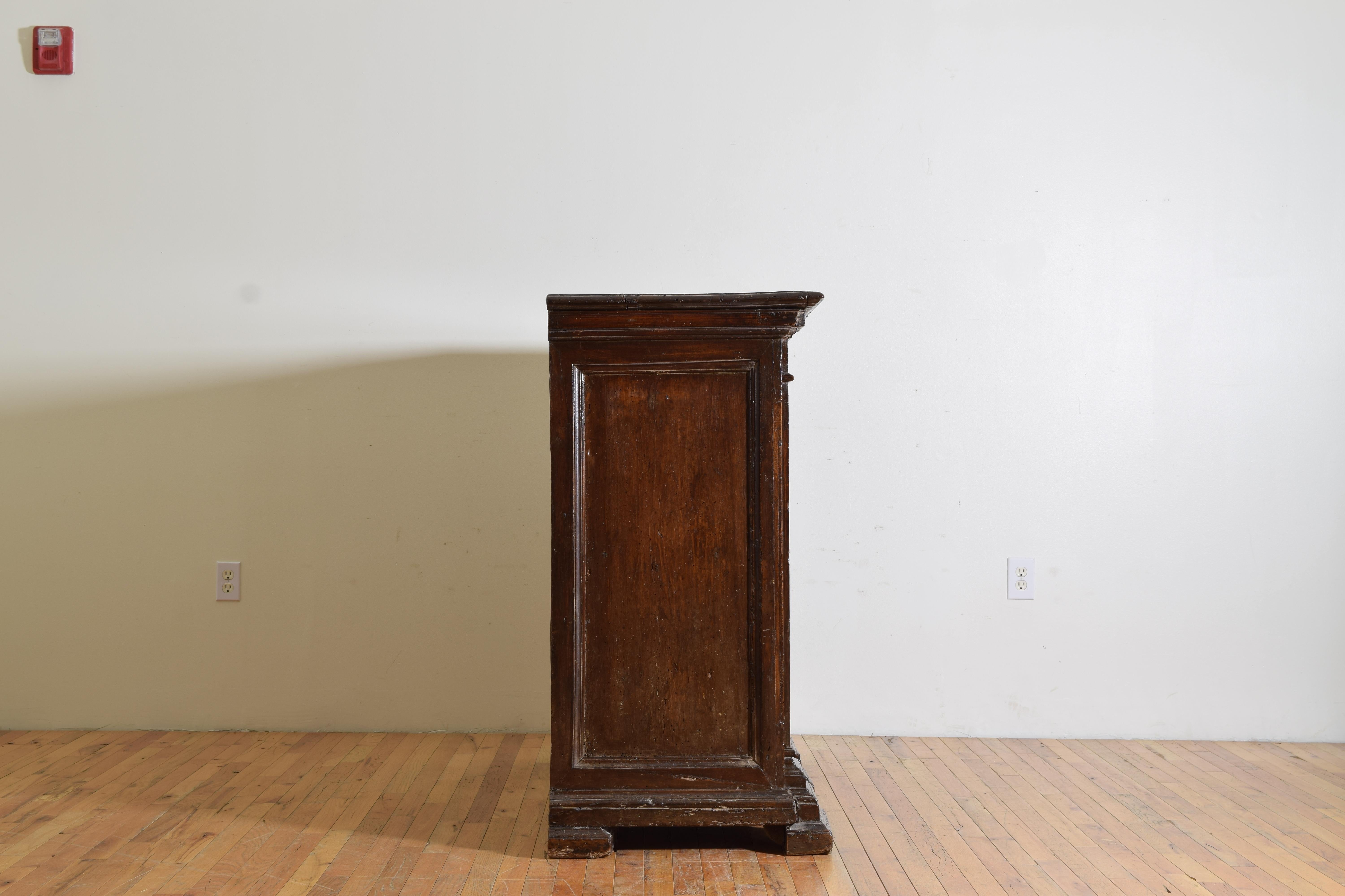 Italian, Umbria, Late Renaissance Carved Walnut Credenza, end of 16th century For Sale 1
