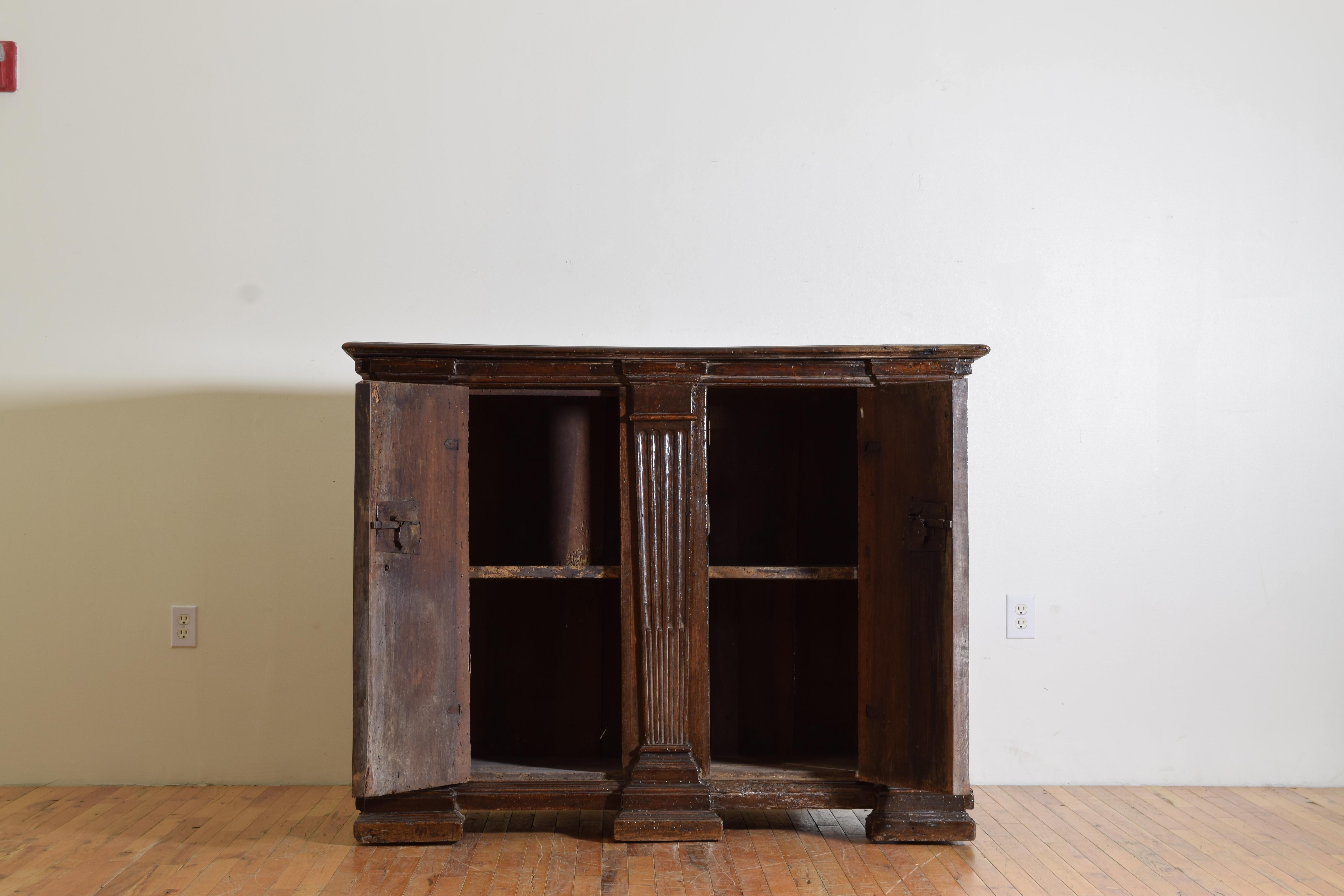 Italian, Umbria, Late Renaissance Carved Walnut Credenza, end of 16th century For Sale 2
