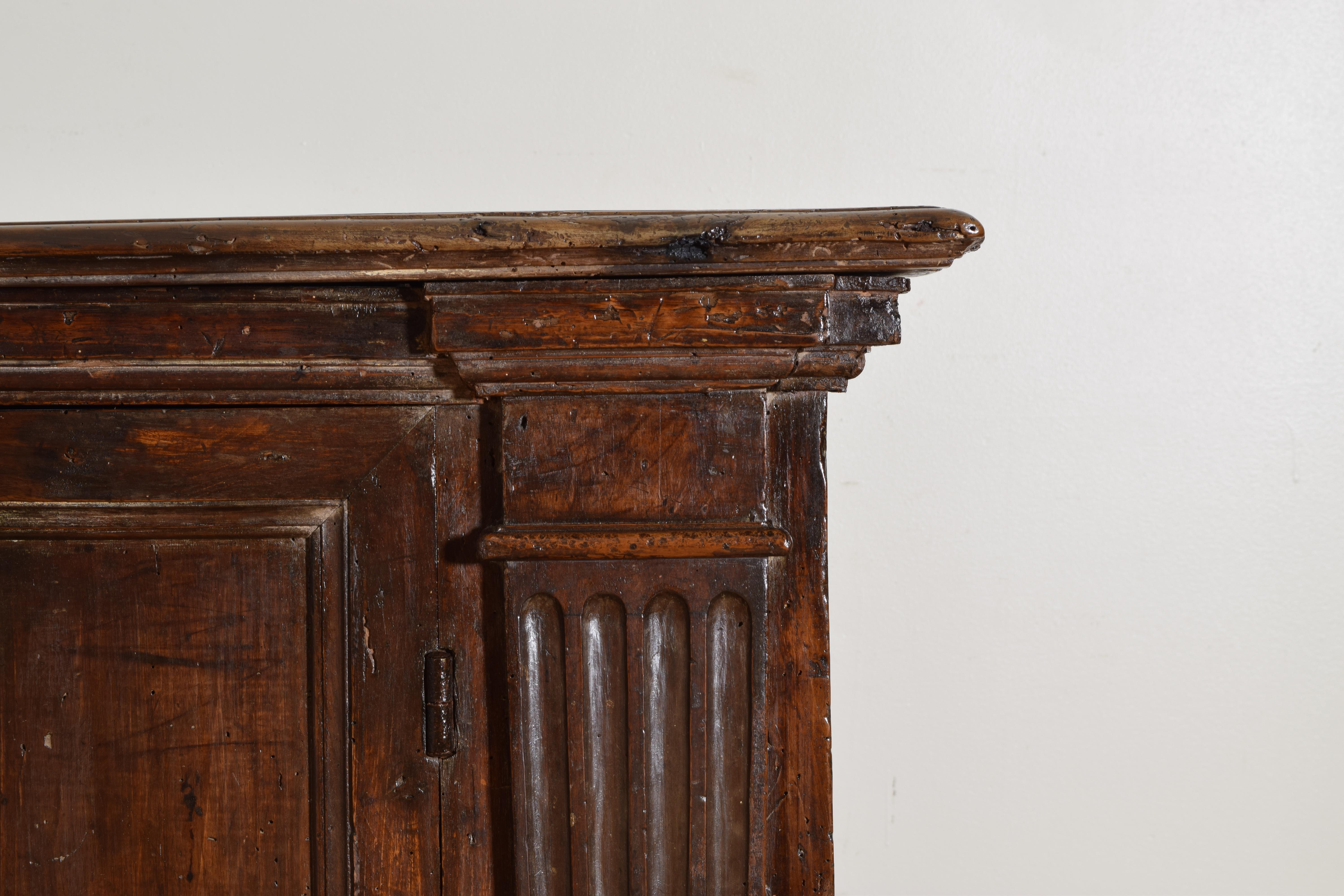 Italian, Umbria, Late Renaissance Carved Walnut Credenza, end of 16th century For Sale 3
