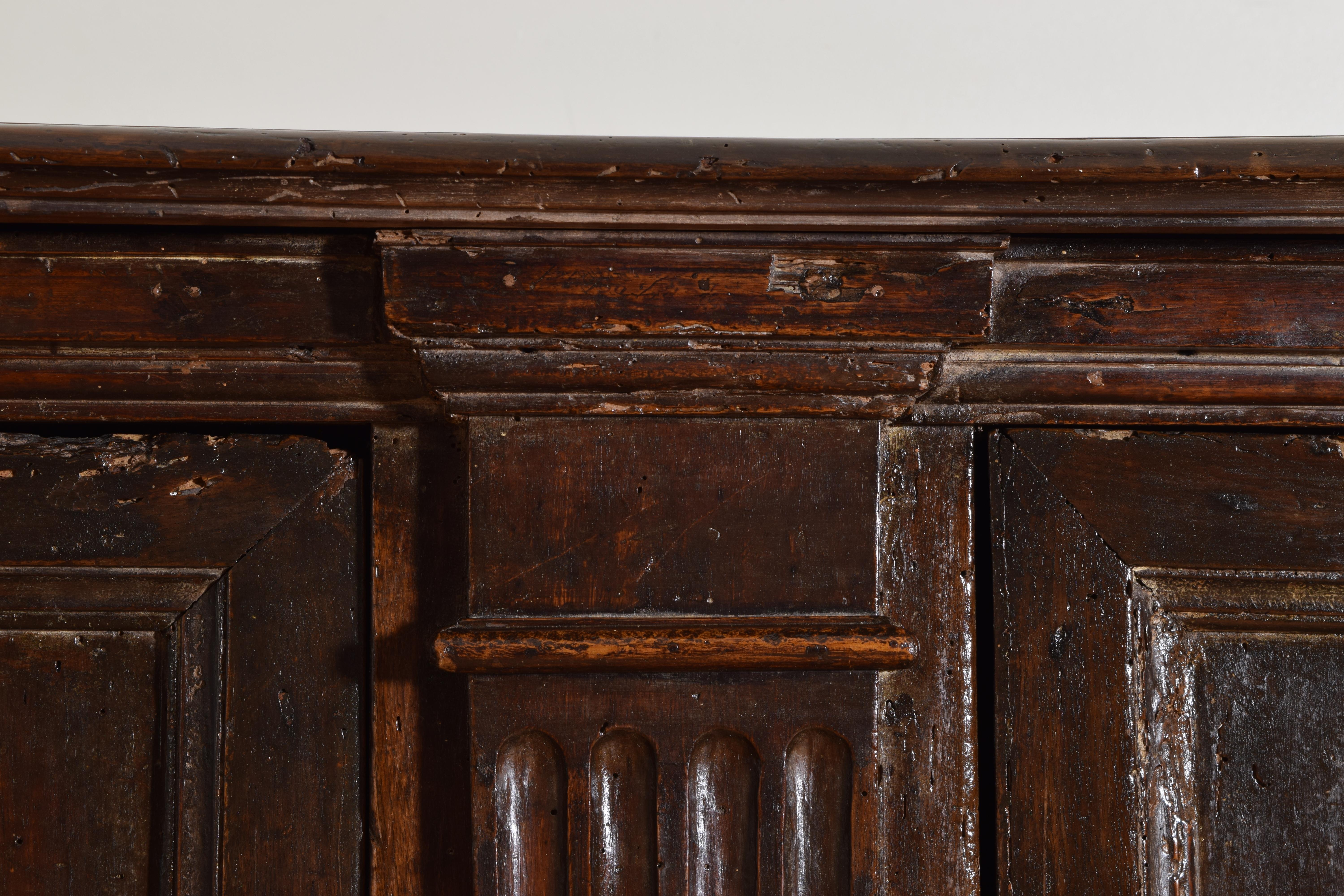 Italian, Umbria, Late Renaissance Carved Walnut Credenza, end of 16th century For Sale 4