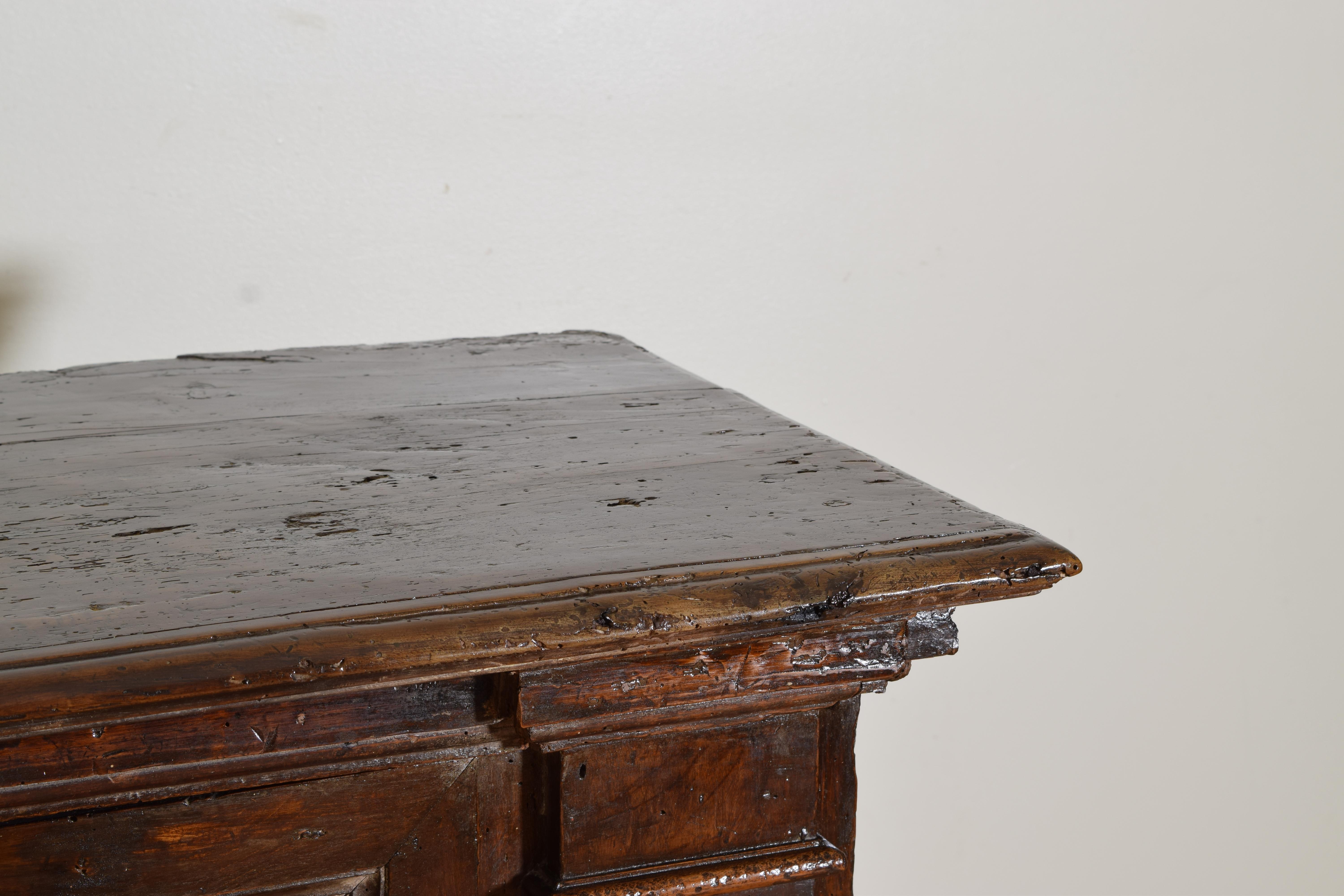 Italian, Umbria, Late Renaissance Carved Walnut Credenza, end of 16th century For Sale 5