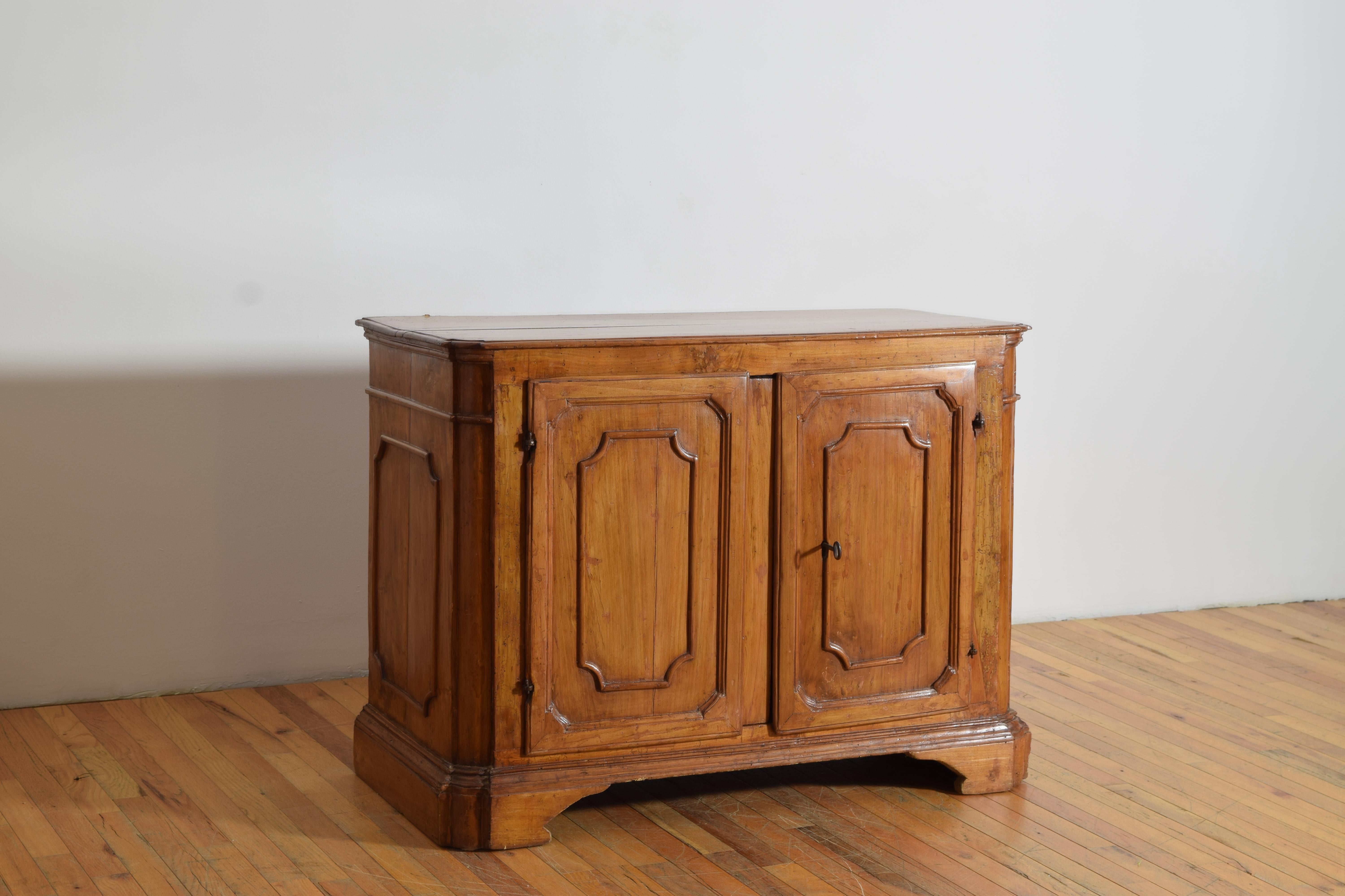 italien Italie, Ombrie, Crédence à deux portes en bois de peuplier d'époque Louis XIV, vers 1725 en vente