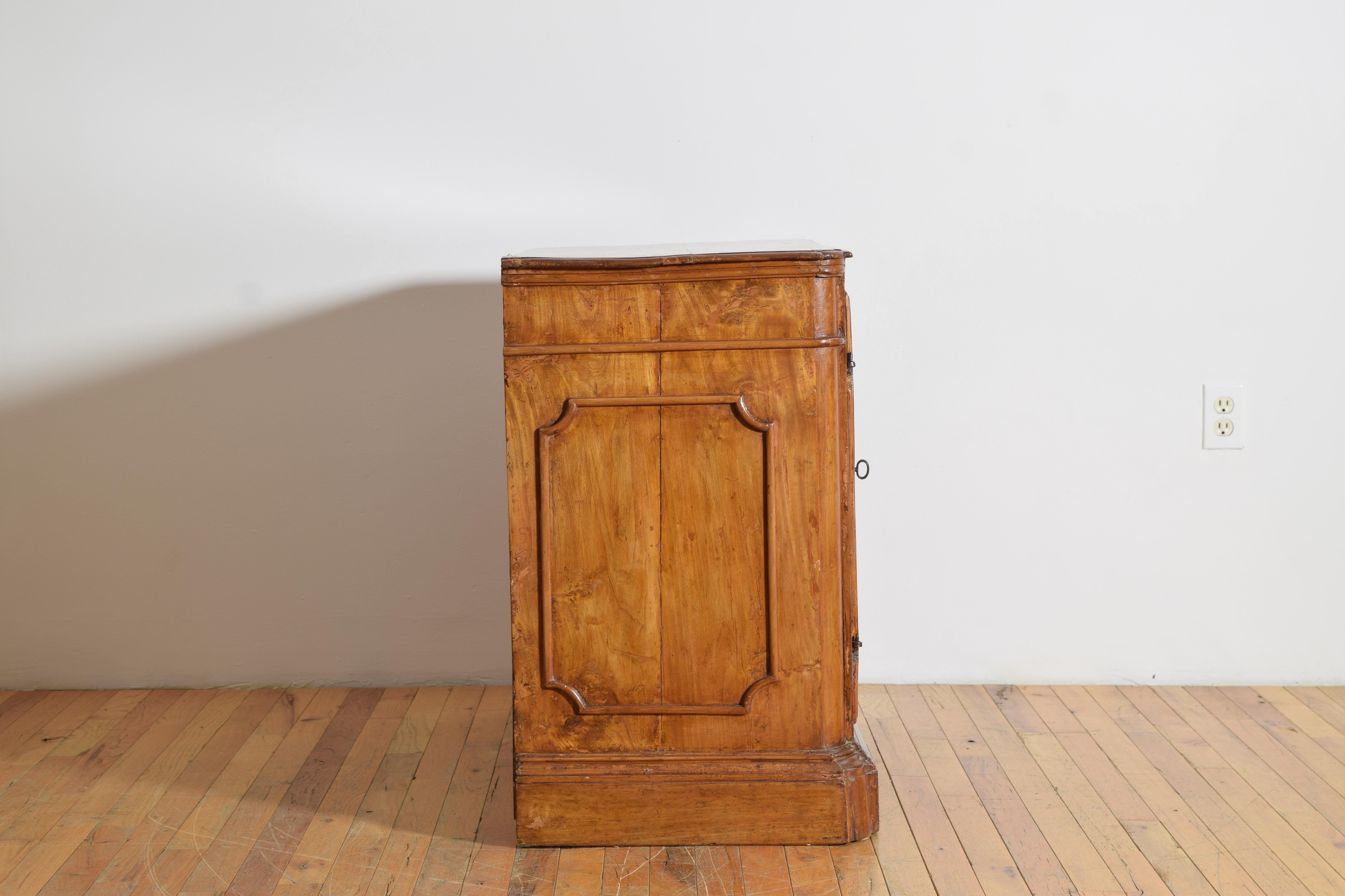 Italie, Ombrie, Crédence à deux portes en bois de peuplier d'époque Louis XIV, vers 1725 Bon état - En vente à Atlanta, GA