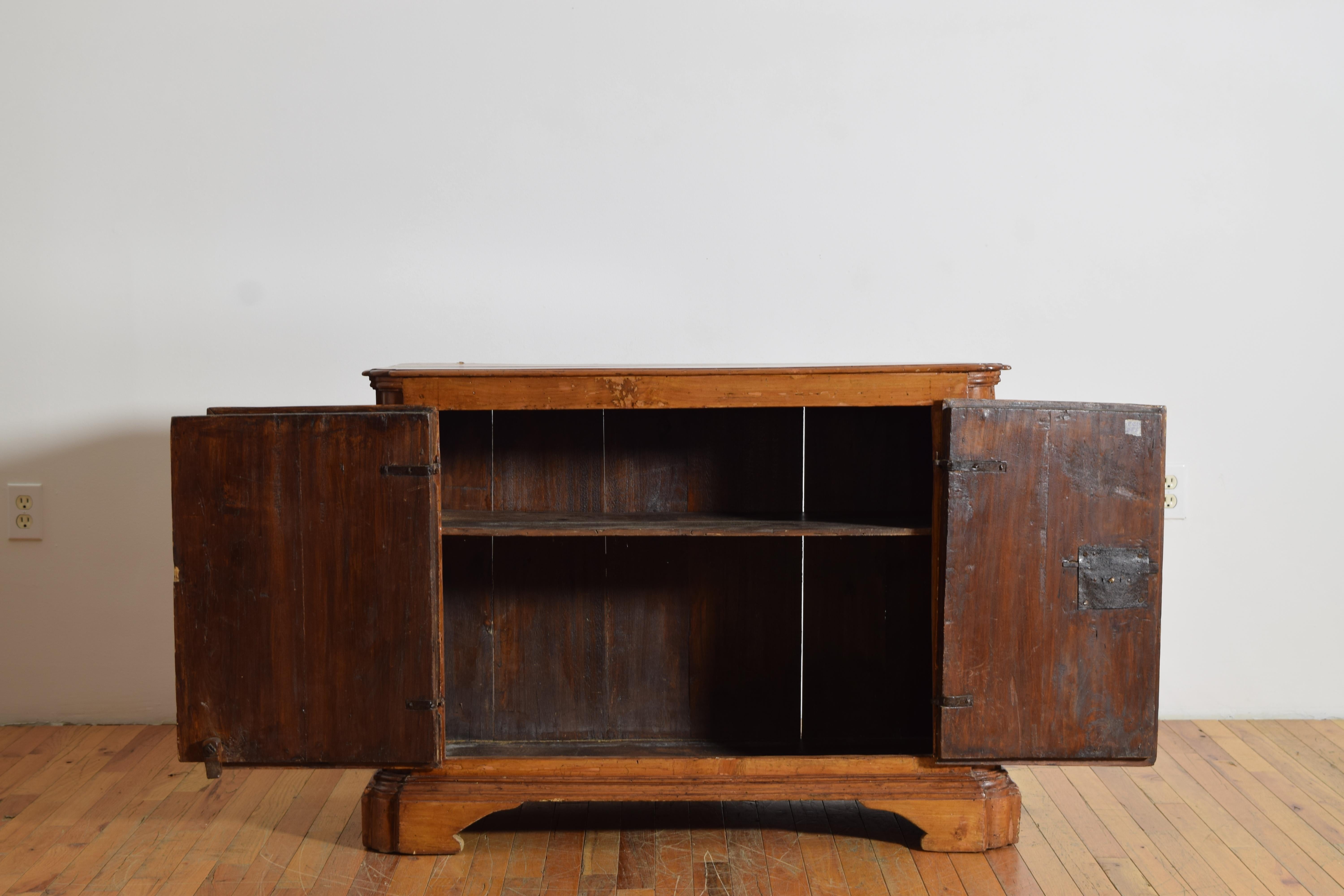 Début du XVIIIe siècle Italie, Ombrie, Crédence à deux portes en bois de peuplier d'époque Louis XIV, vers 1725 en vente