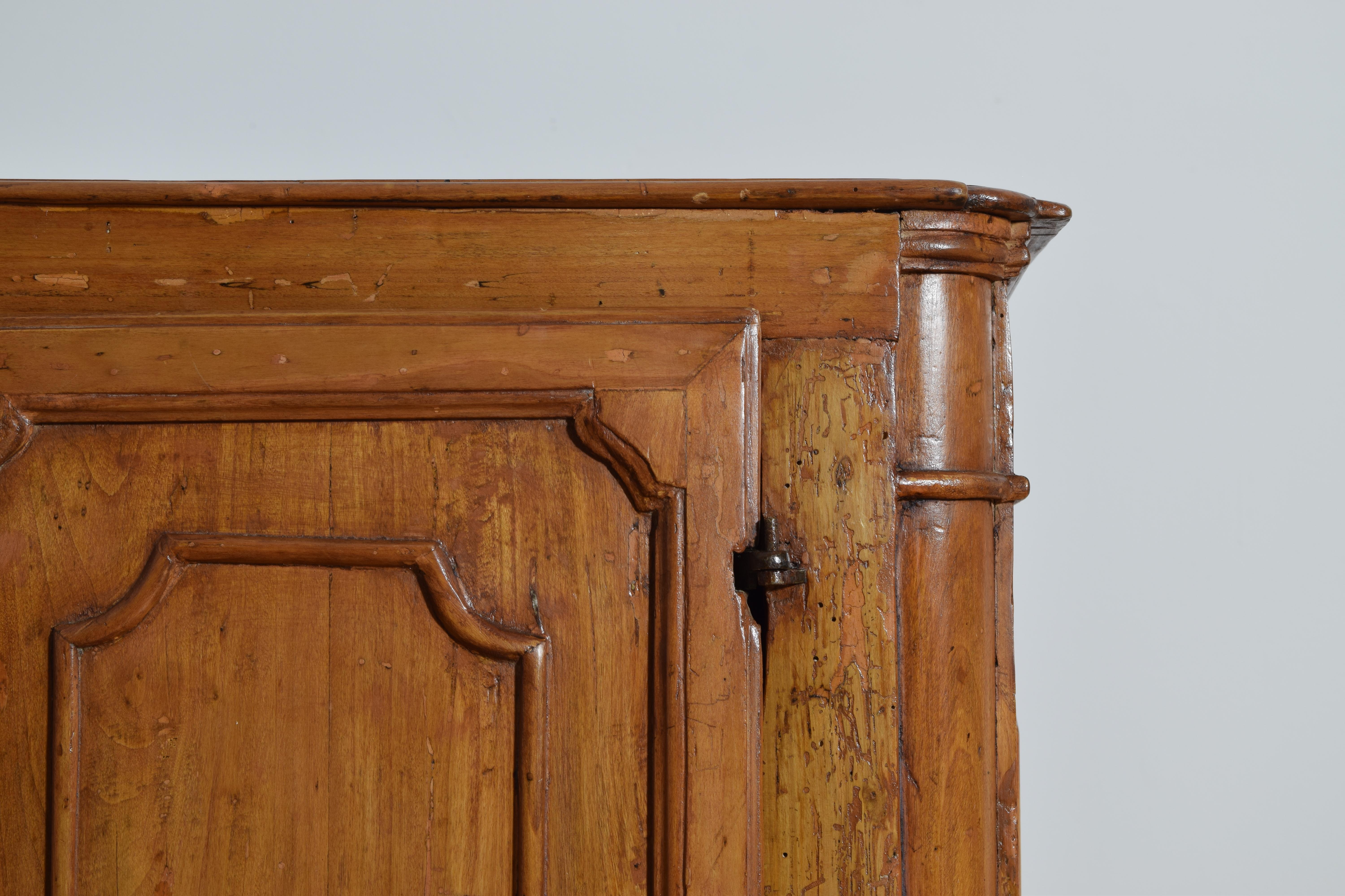 Peuplier Italie, Ombrie, Crédence à deux portes en bois de peuplier d'époque Louis XIV, vers 1725 en vente