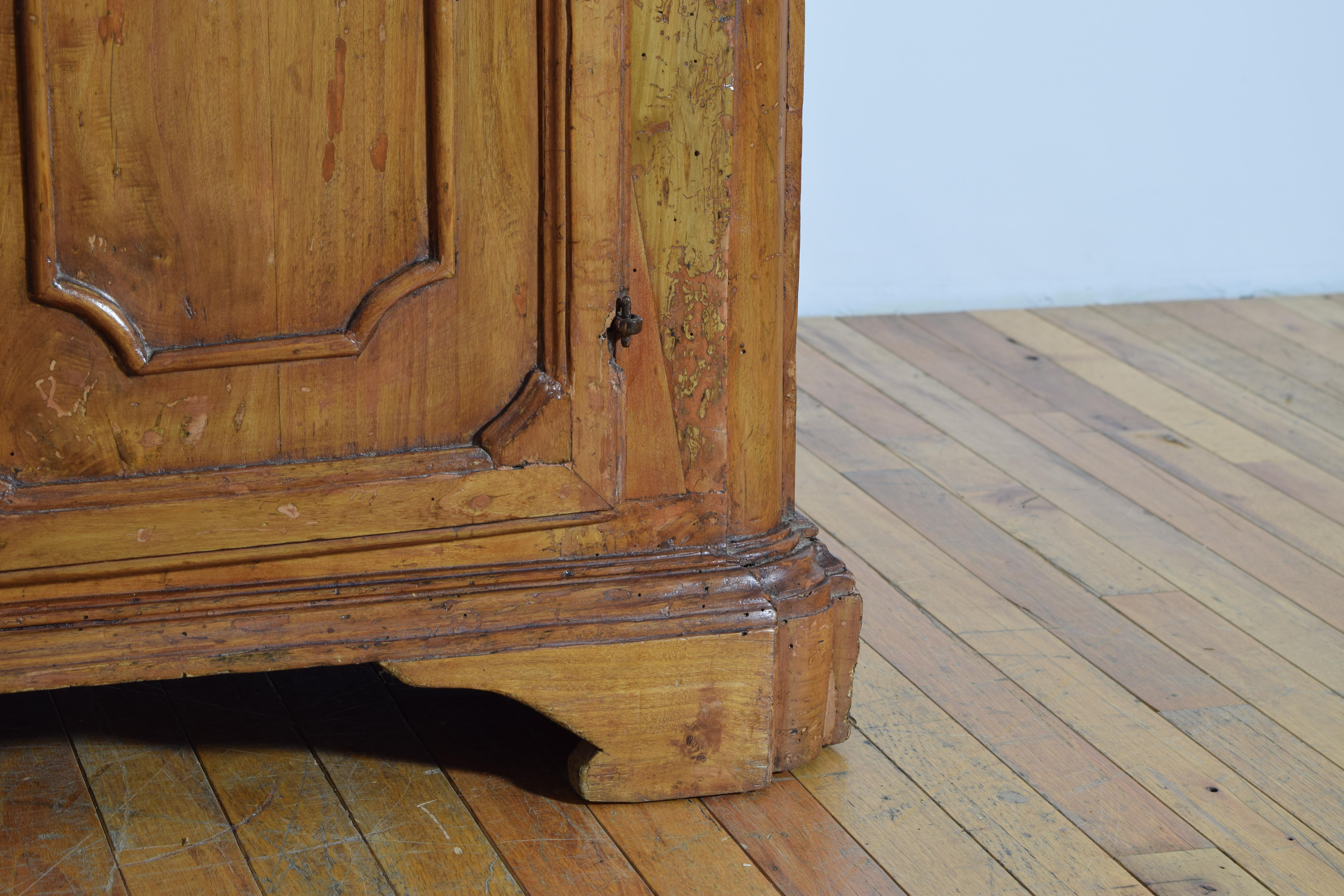 Italie, Ombrie, Crédence à deux portes en bois de peuplier d'époque Louis XIV, vers 1725 en vente 1