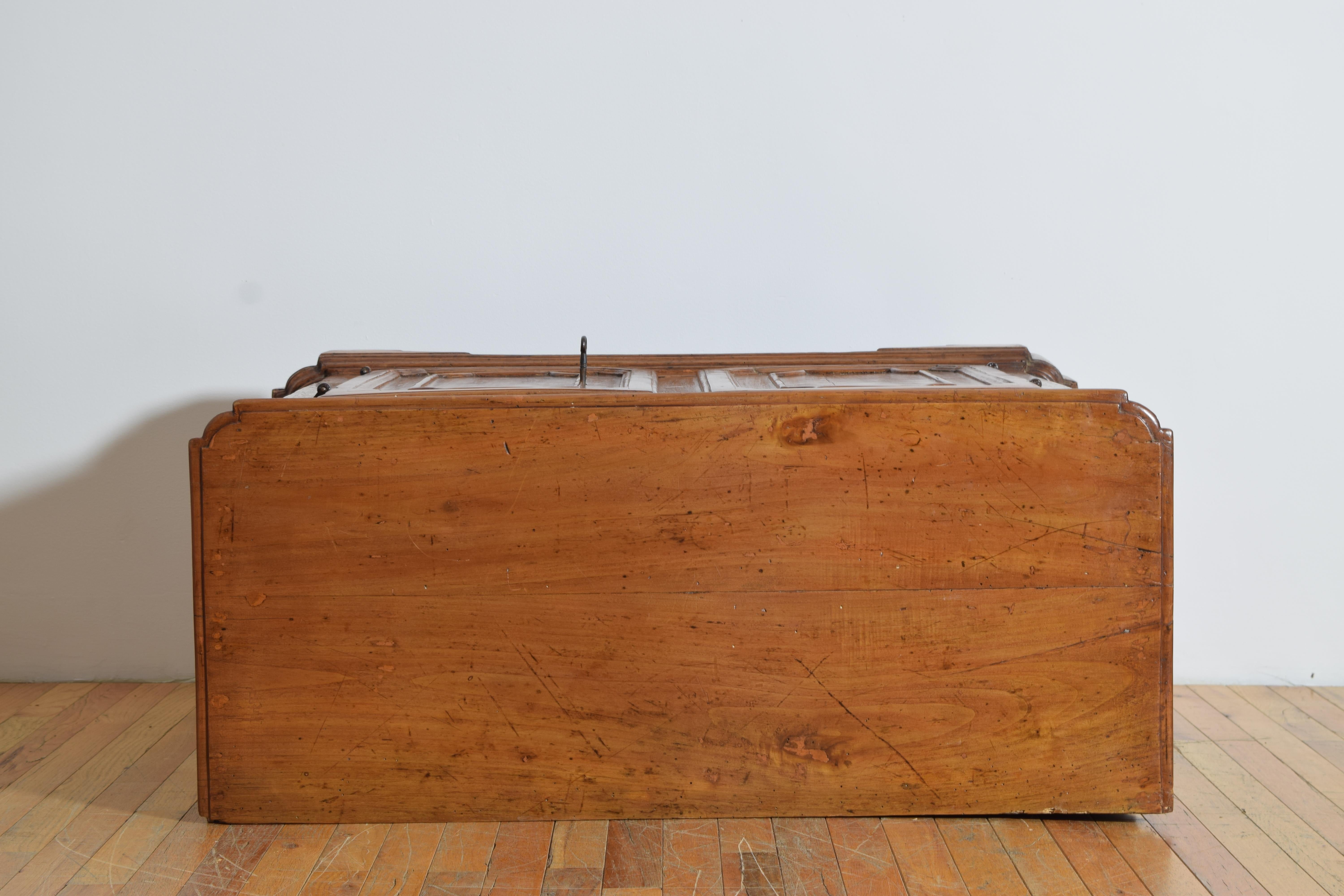 Italie, Ombrie, Crédence à deux portes en bois de peuplier d'époque Louis XIV, vers 1725 en vente 2