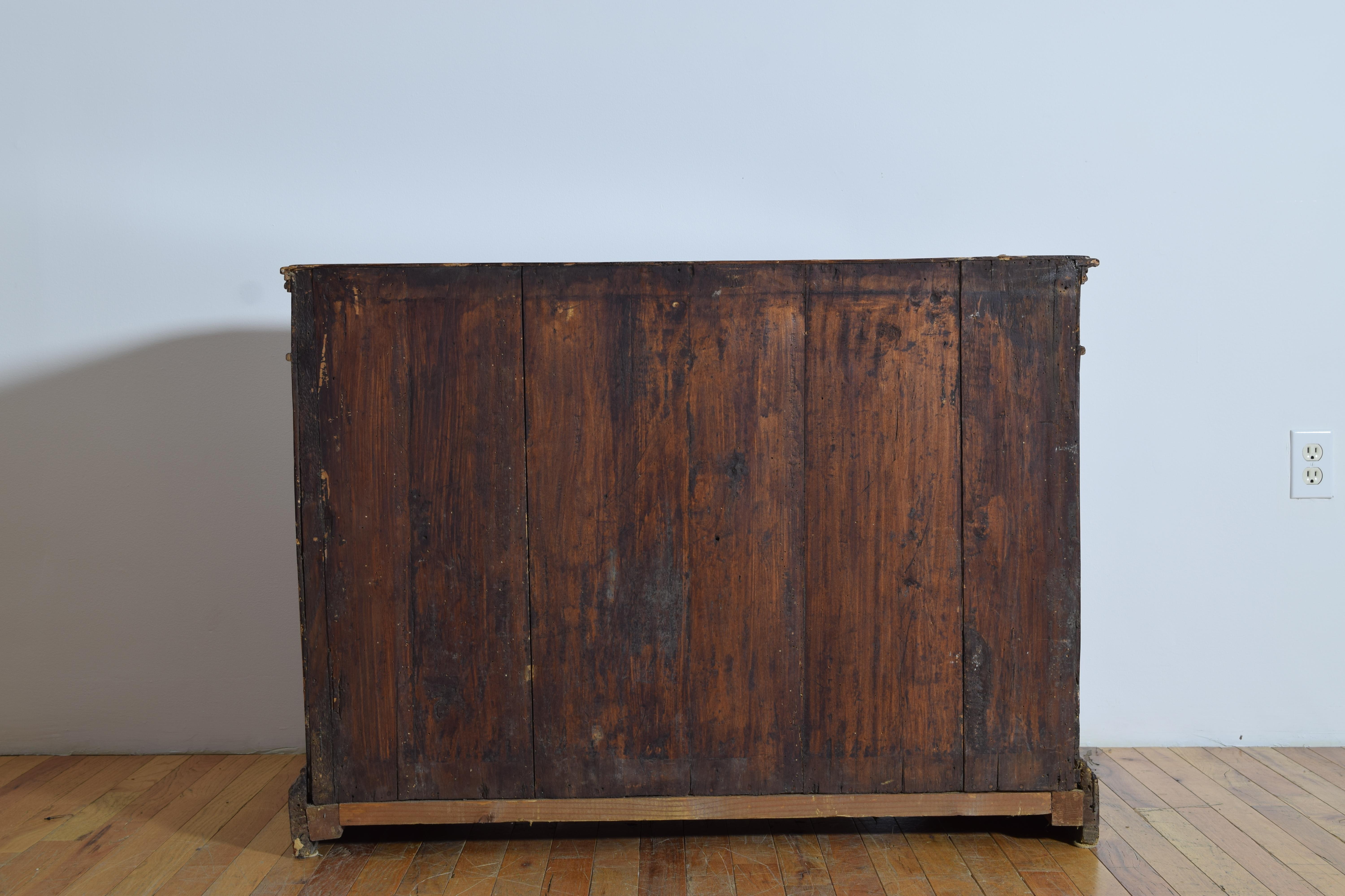 Italie, Ombrie, Crédence à deux portes en bois de peuplier d'époque Louis XIV, vers 1725 en vente 3