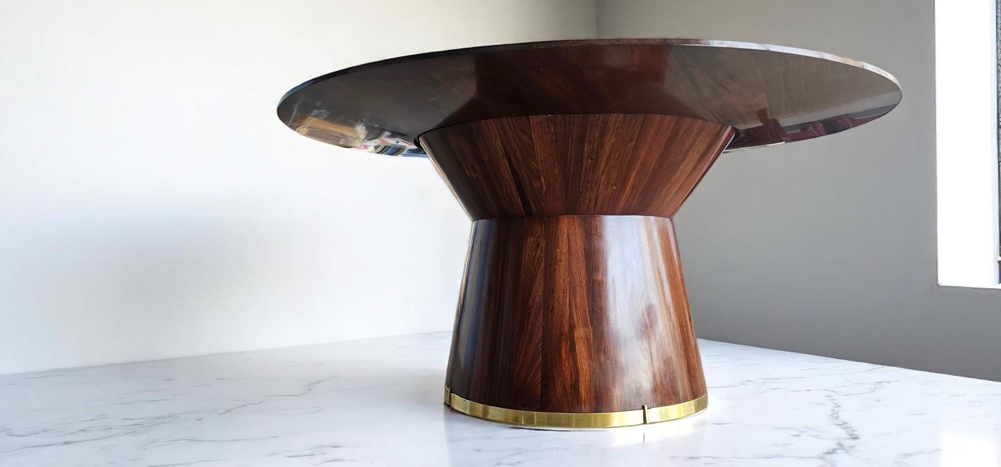 Italienisches Einzelstück eines handgefertigten Esstisches im Angebot 7