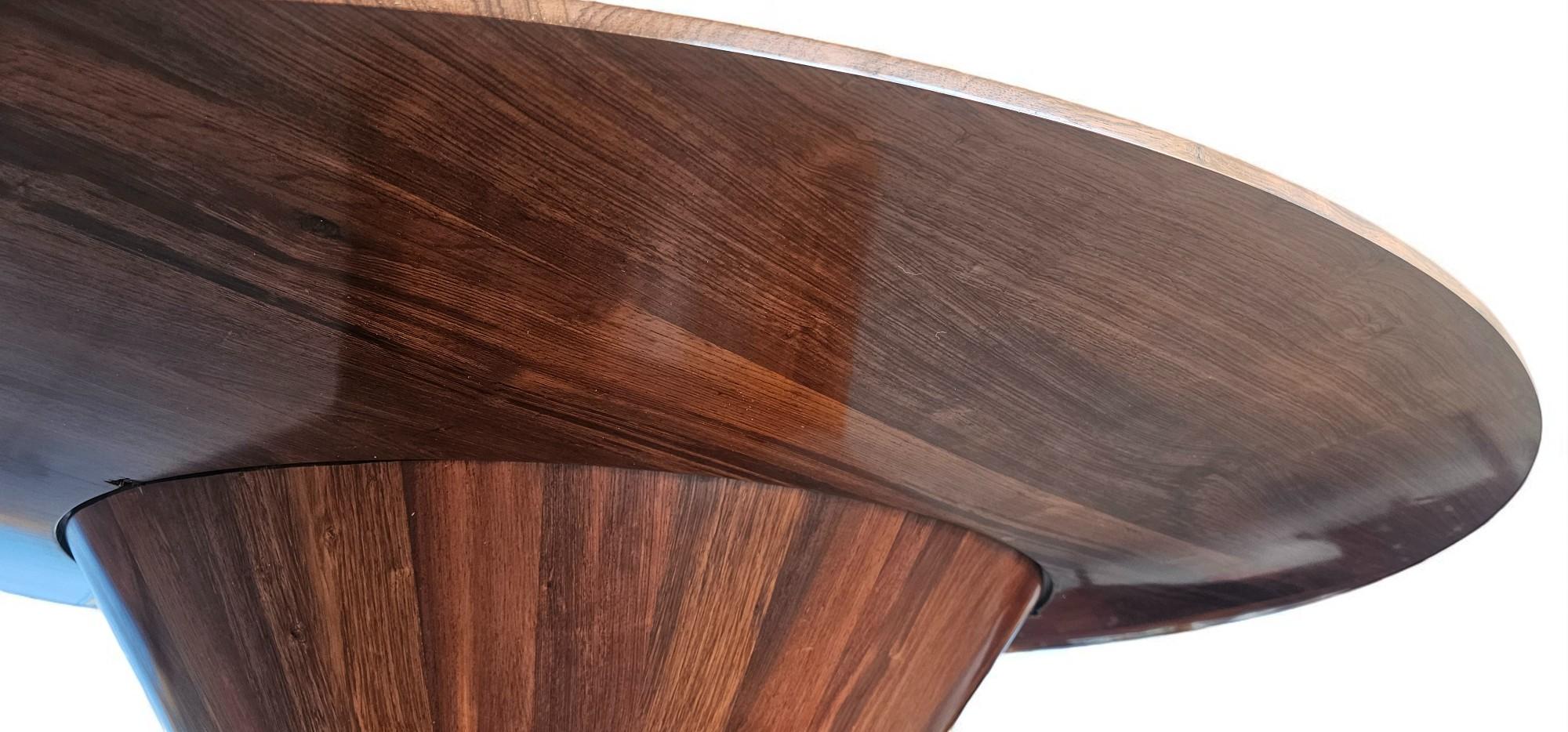 Italienisches Einzelstück eines handgefertigten Esstisches im Angebot 8