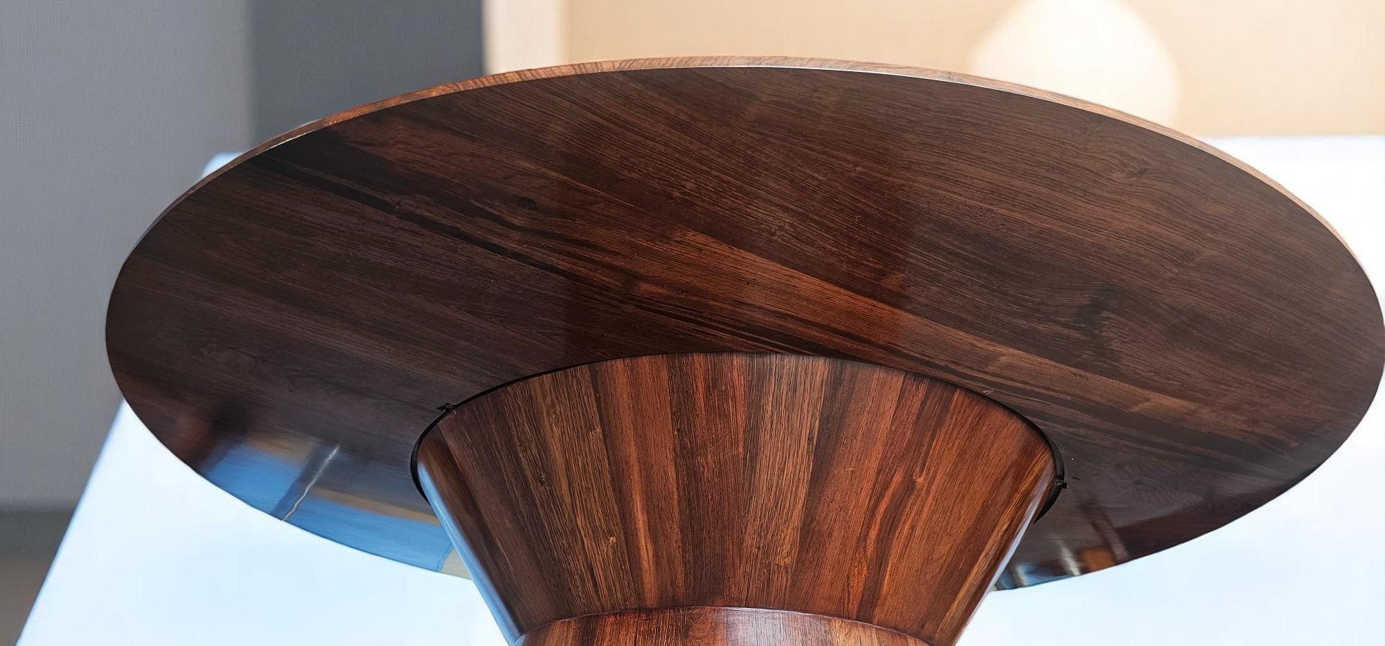 Italienisches Einzelstück eines handgefertigten Esstisches im Angebot 9