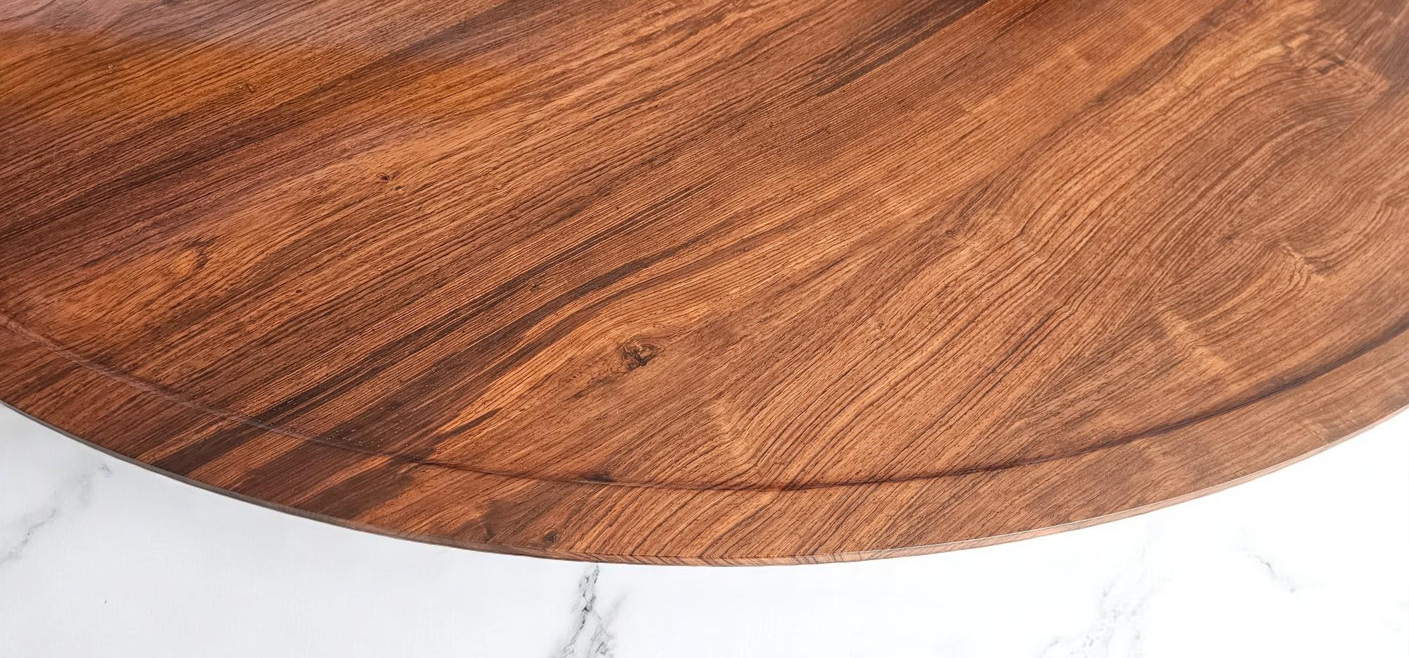 Italienisches Einzelstück eines handgefertigten Esstisches im Angebot 11