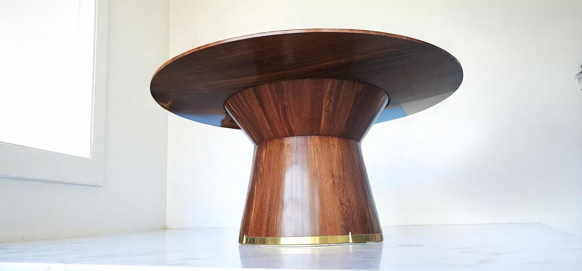 Italienisches Einzelstück eines handgefertigten Esstisches (21. Jahrhundert und zeitgenössisch) im Angebot