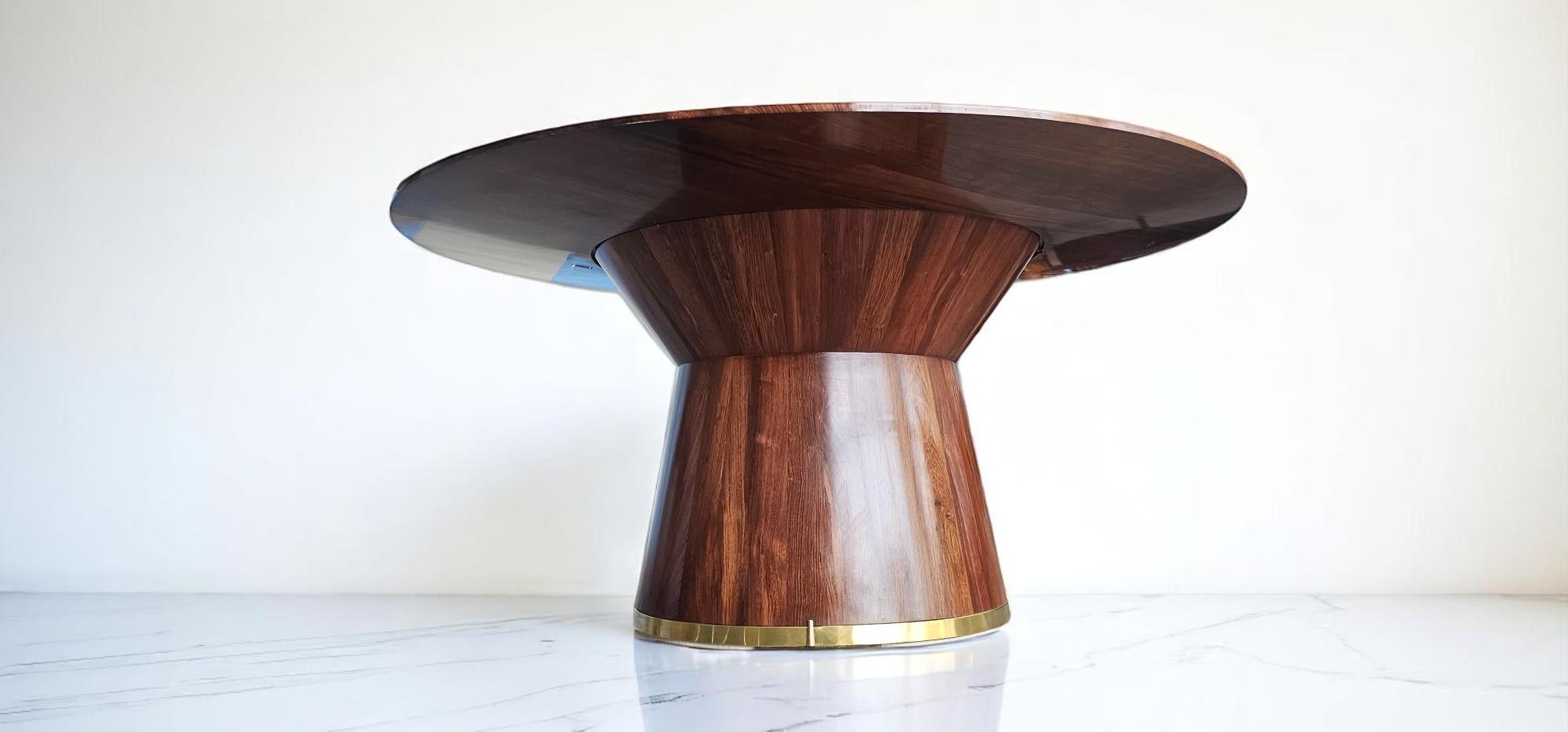 Italienisches Einzelstück eines handgefertigten Esstisches (Messing) im Angebot