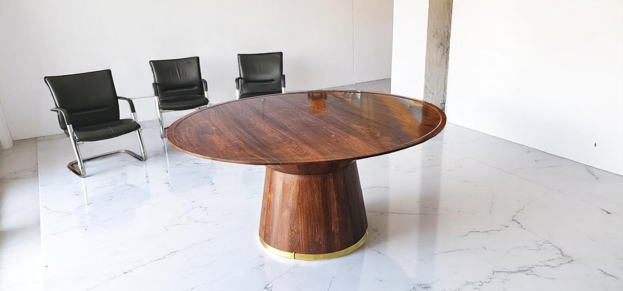 Italienisches Einzelstück eines handgefertigten Esstisches im Angebot 2