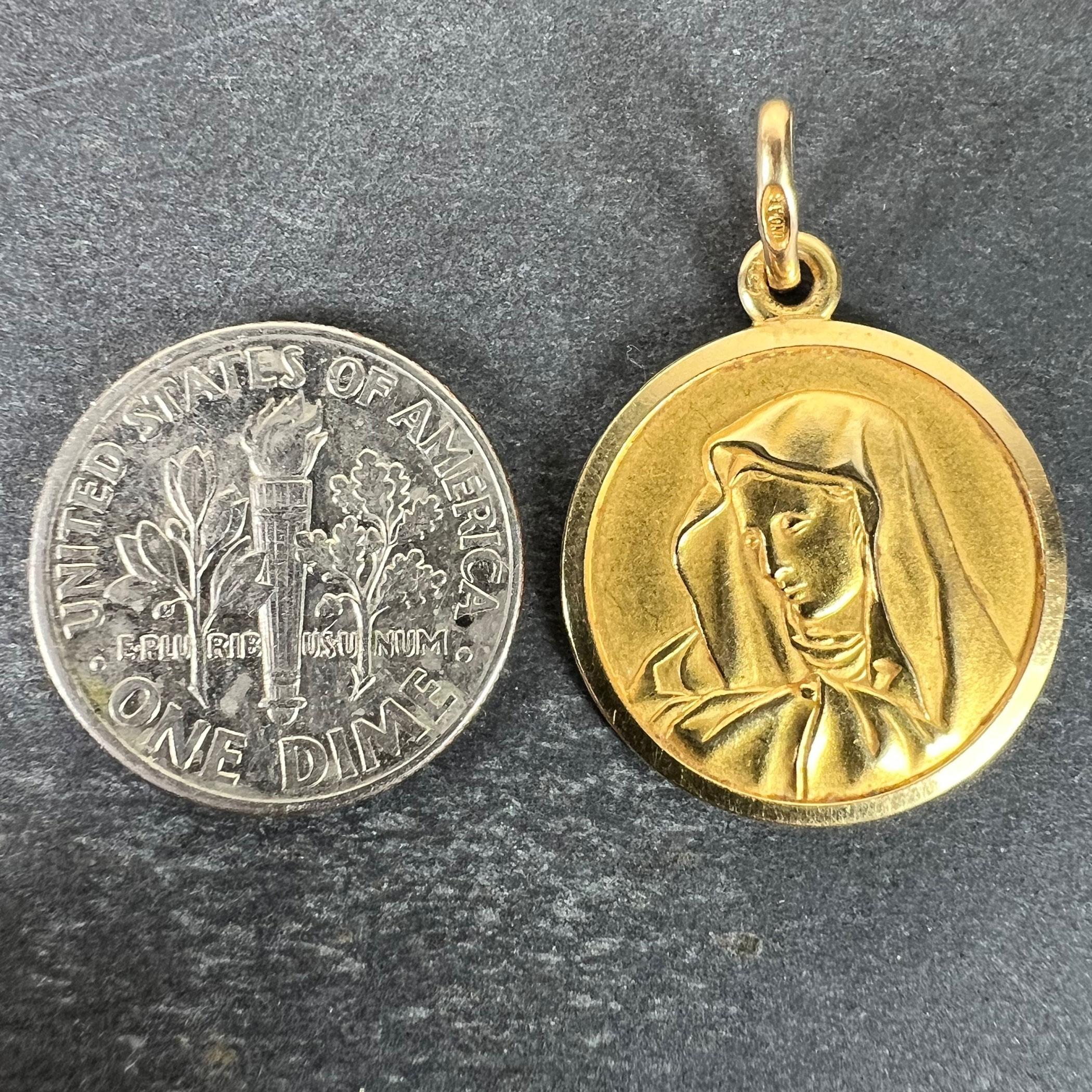 Italian UnoAErre 18K Yellow Gold Virgin Mary Medal Pendant For Sale 6