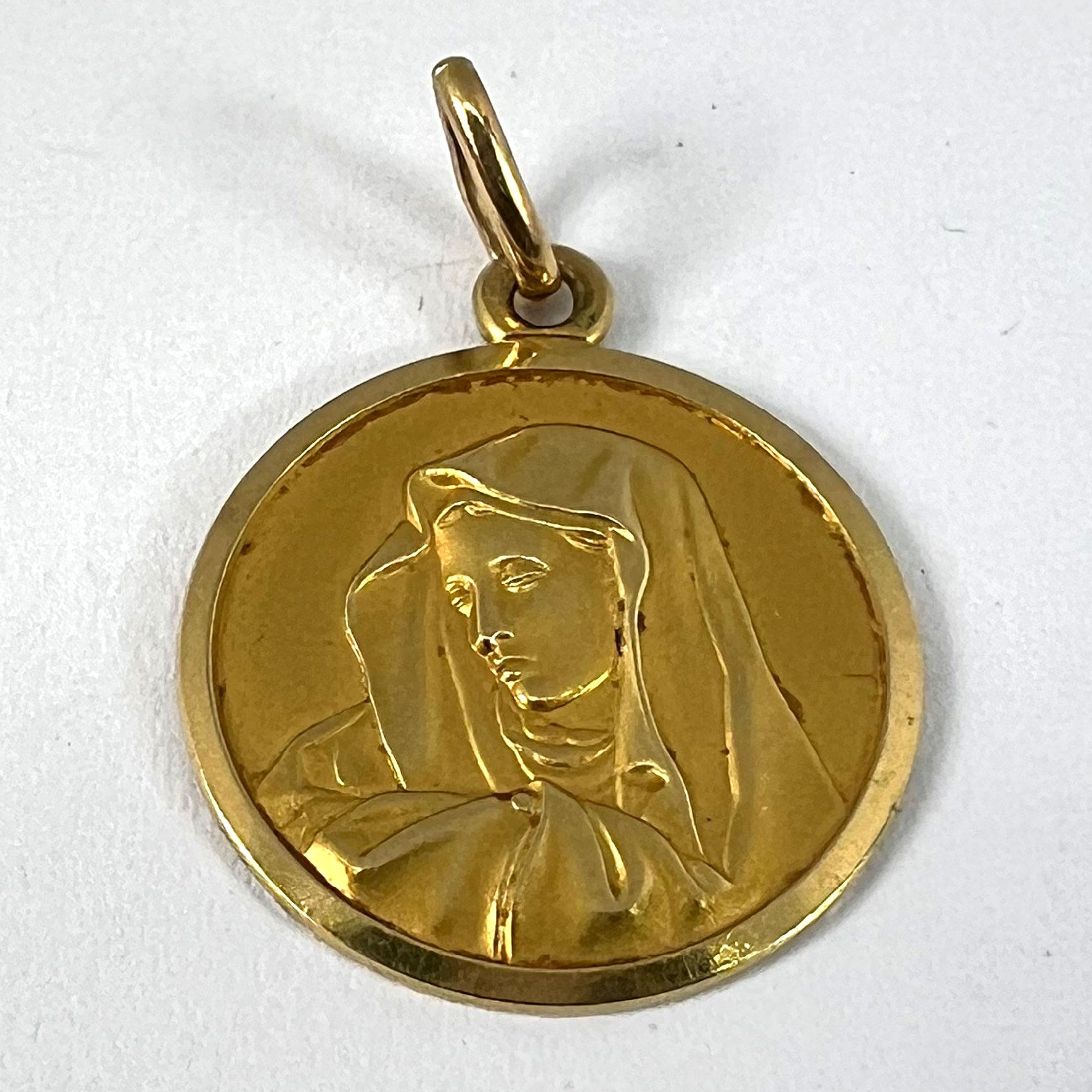 Italian UnoAErre 18K Yellow Gold Virgin Mary Medal Pendant For Sale 8