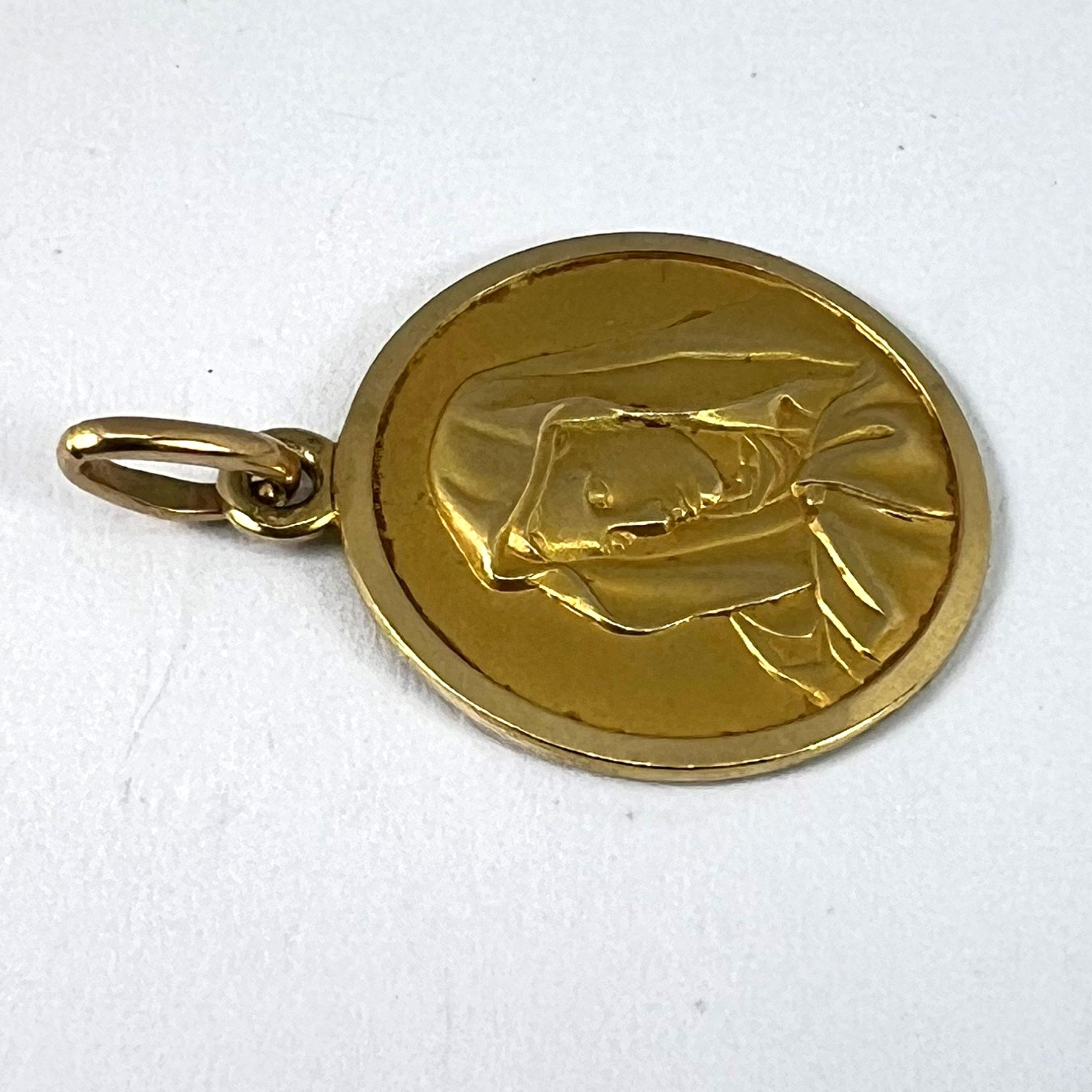 Italian UnoAErre 18K Yellow Gold Virgin Mary Medal Pendant For Sale 10