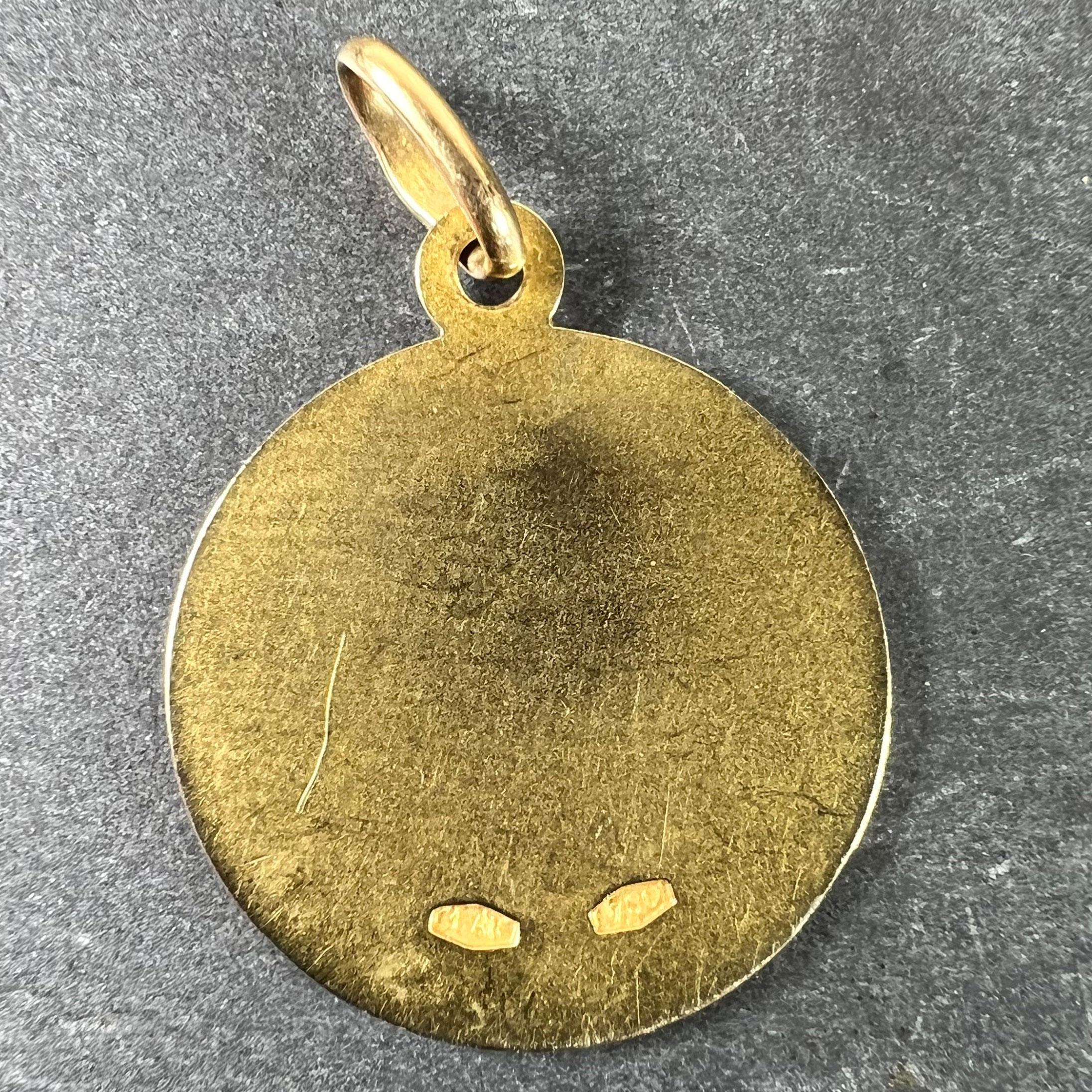 Italian UnoAErre 18K Yellow Gold Virgin Mary Medal Pendant In Good Condition For Sale In London, GB