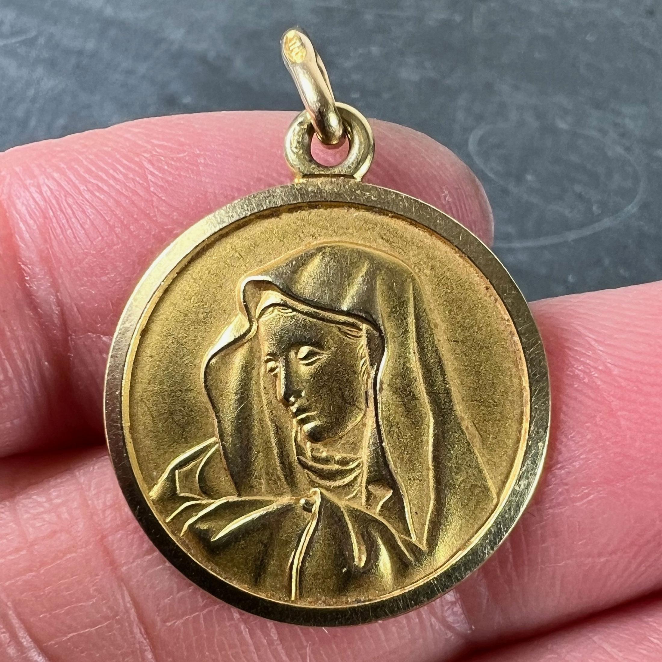 Italian UnoAErre 18K Yellow Gold Virgin Mary Medal Pendant For Sale 1