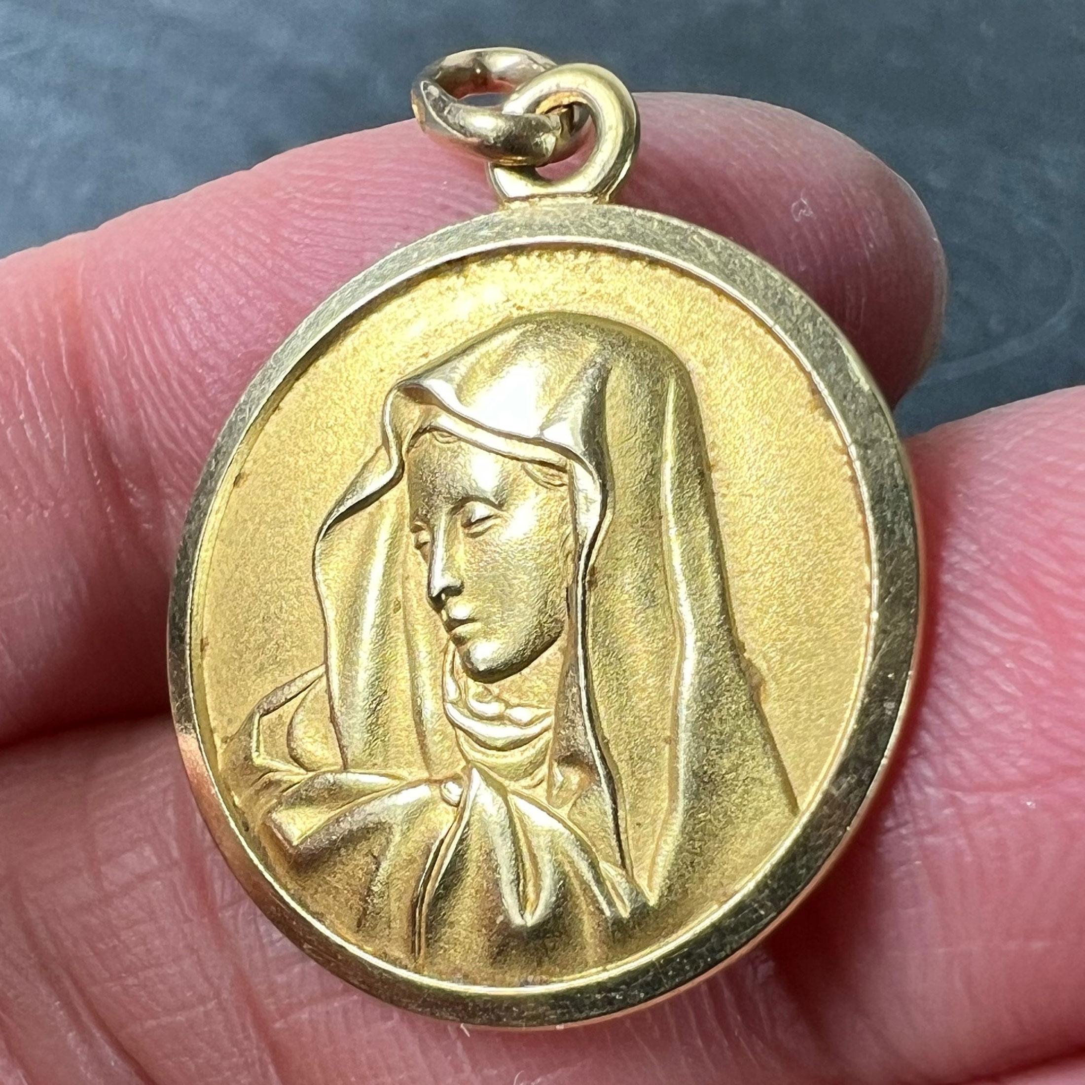 Italian UnoAErre 18K Yellow Gold Virgin Mary Medal Pendant For Sale 2