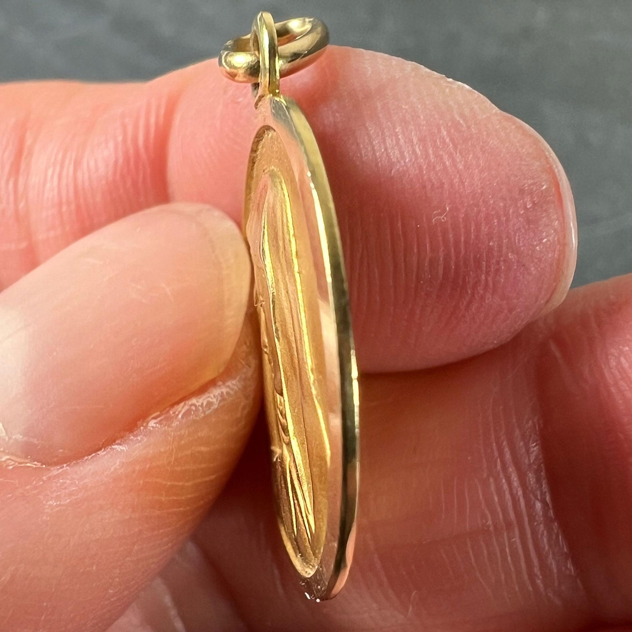 Italian UnoAErre 18K Yellow Gold Virgin Mary Medal Pendant For Sale 3