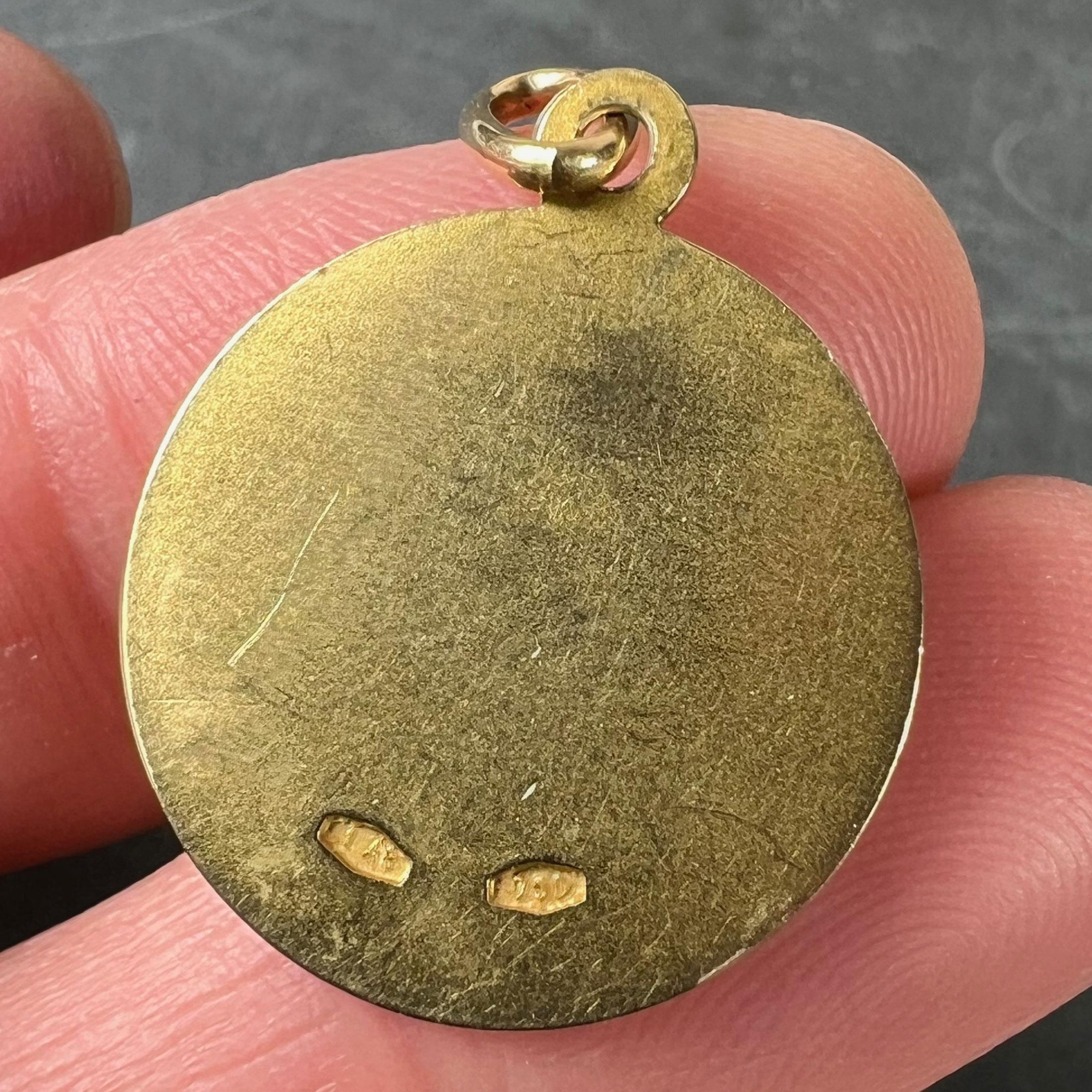 Italian UnoAErre 18K Yellow Gold Virgin Mary Medal Pendant For Sale 4