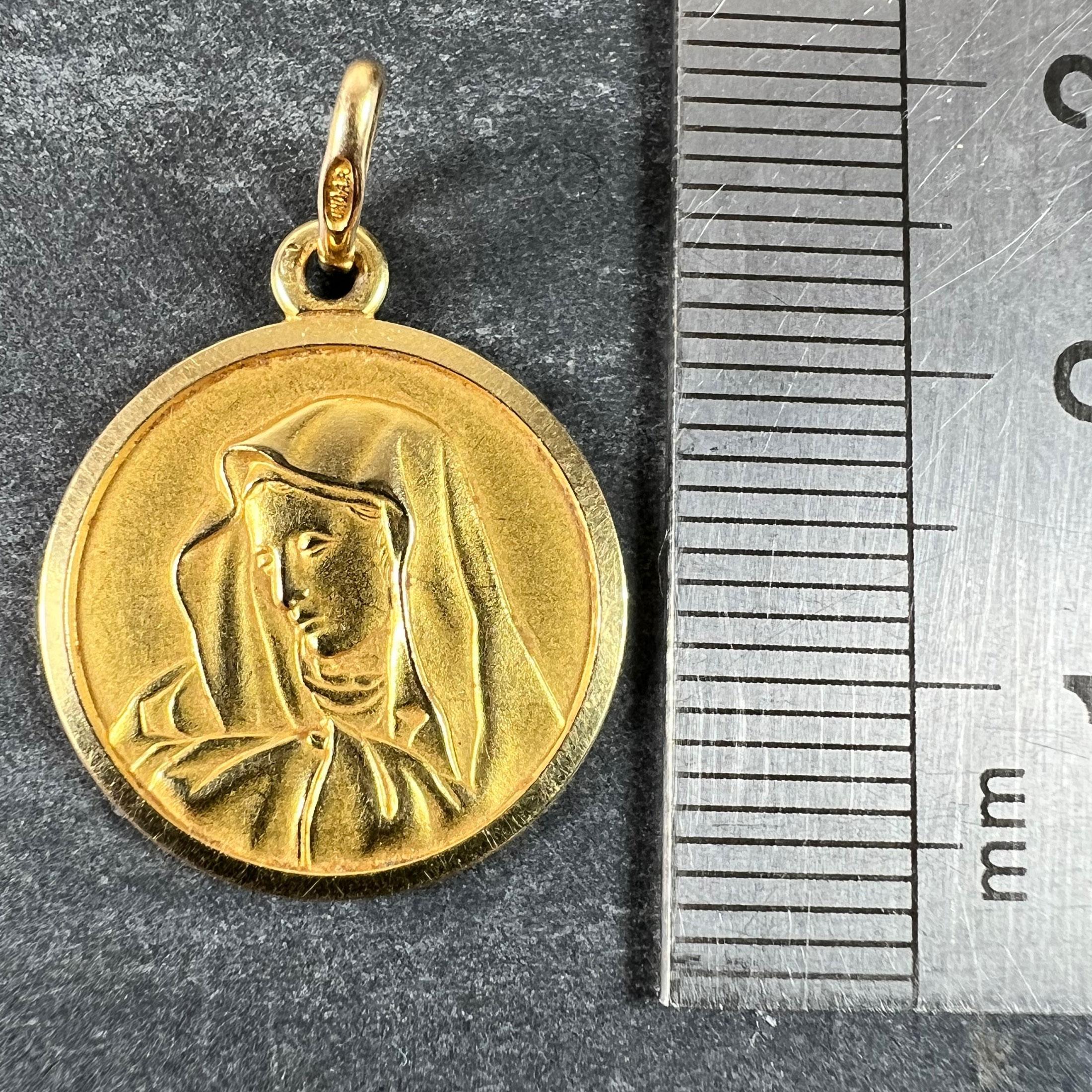 Italian UnoAErre 18K Yellow Gold Virgin Mary Medal Pendant For Sale 5