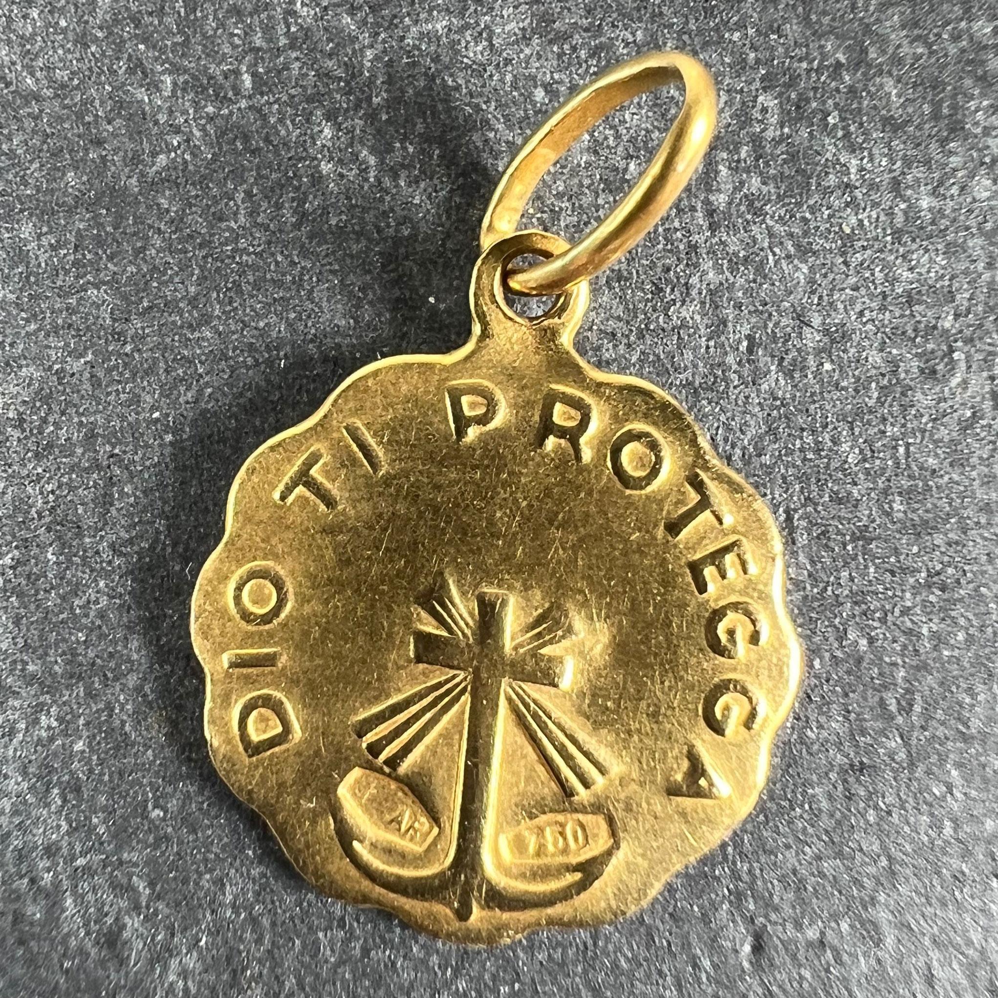 Italian UnoAErre Dio Ti Protegga God Protect You 18K Yellow Gold Charm Pendant In condizioni buone in vendita a London, GB