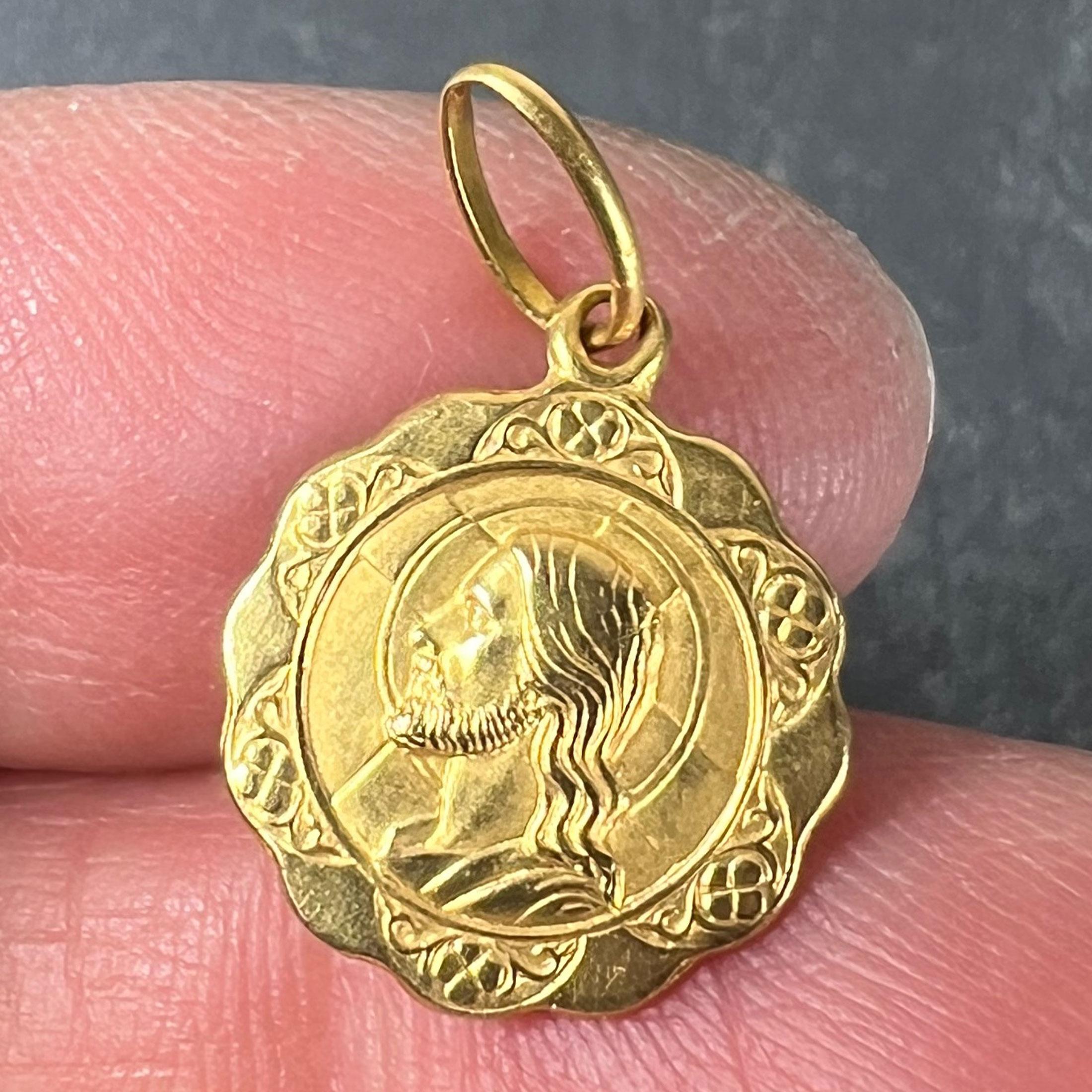 Italian UnoAErre Dio Ti Protegga God Protect You 18K Yellow Gold Charm Pendant in vendita 1