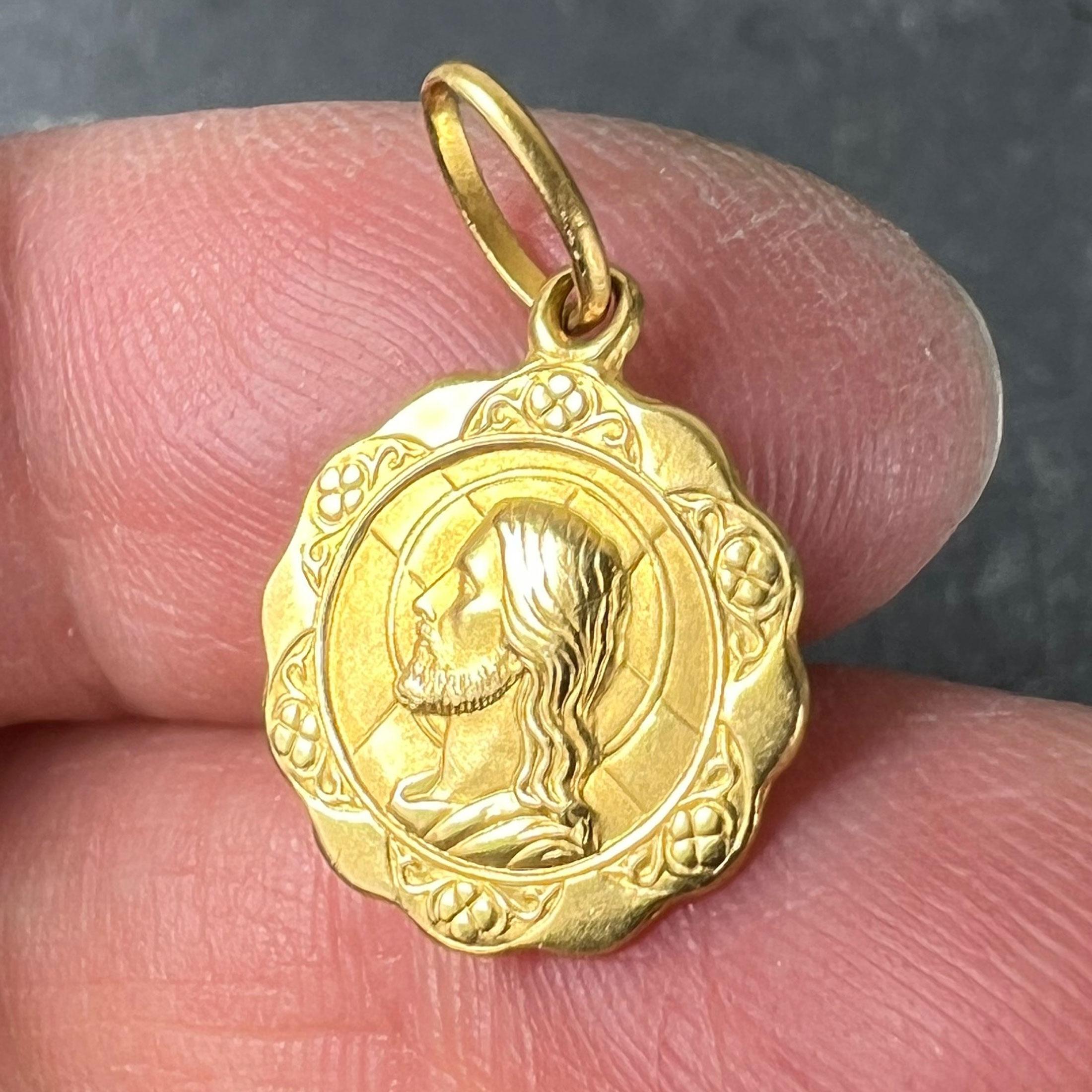 Italian UnoAErre Dio Ti Protegga God Protect You 18K Yellow Gold Charm Pendant in vendita 2