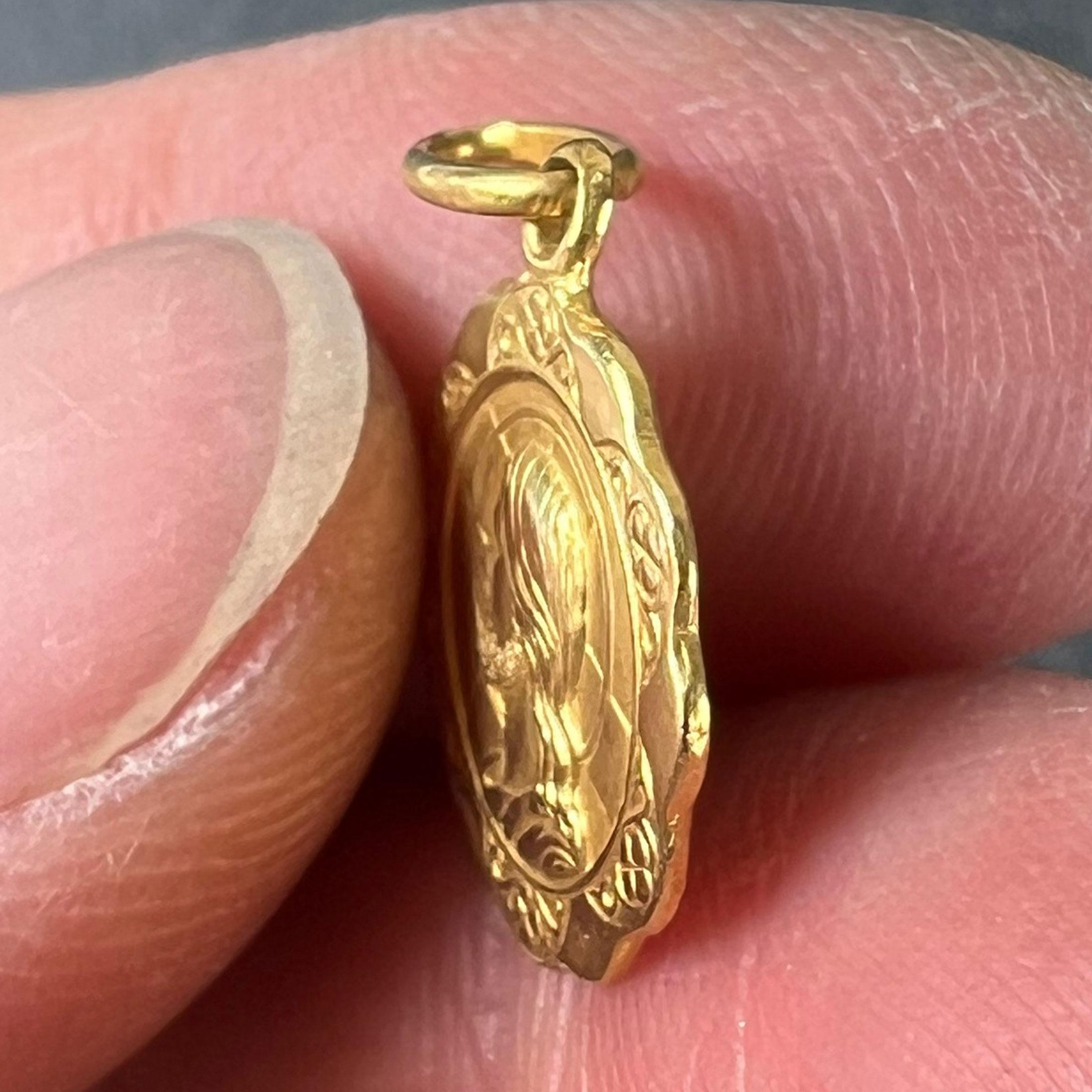 Italian UnoAErre Dio Ti Protegga God Protect You 18K Yellow Gold Charm Pendant in vendita 3