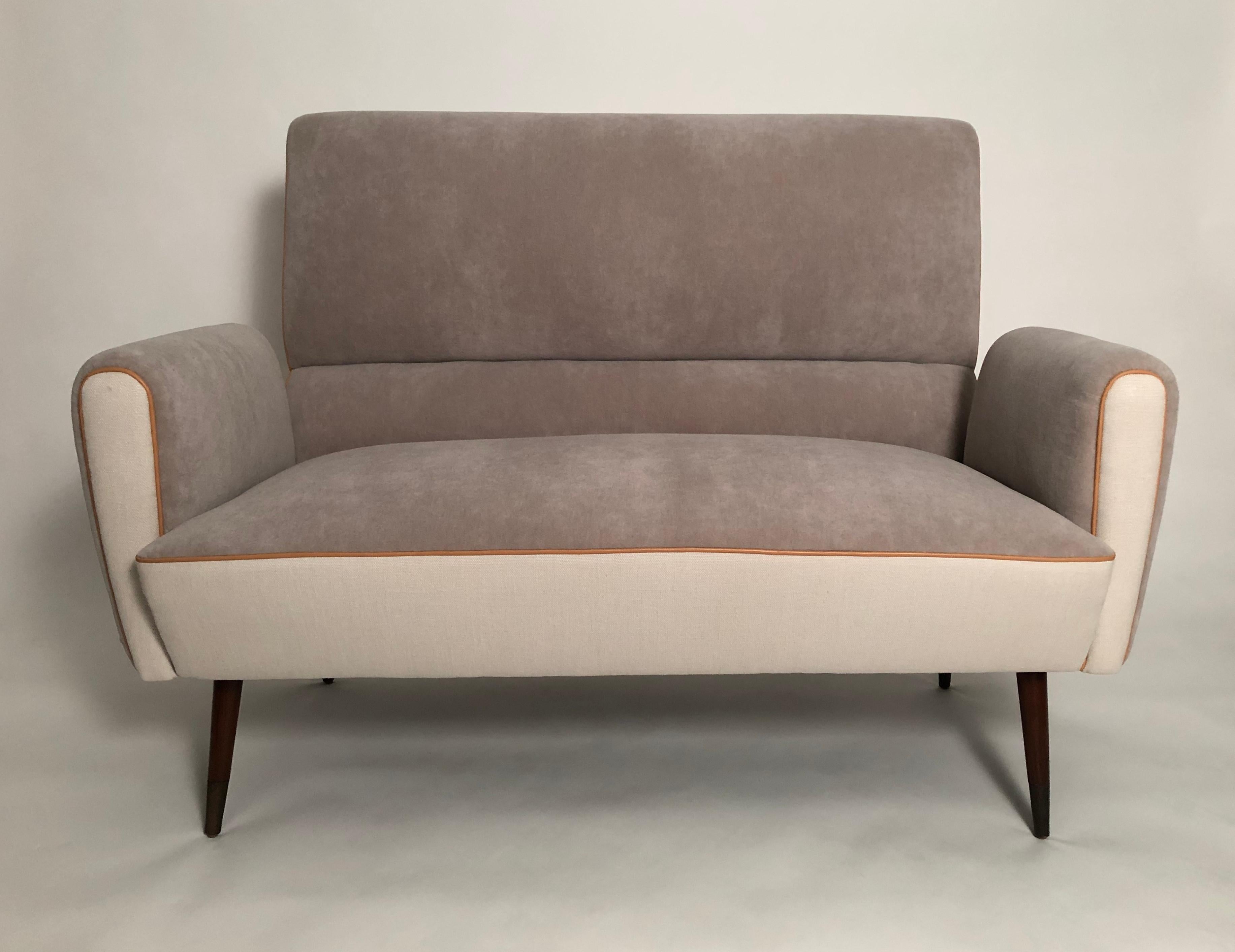 Mid-Century Modern Italian Upholstered Sofa in the Manner of Gio Ponti, circa 1950s