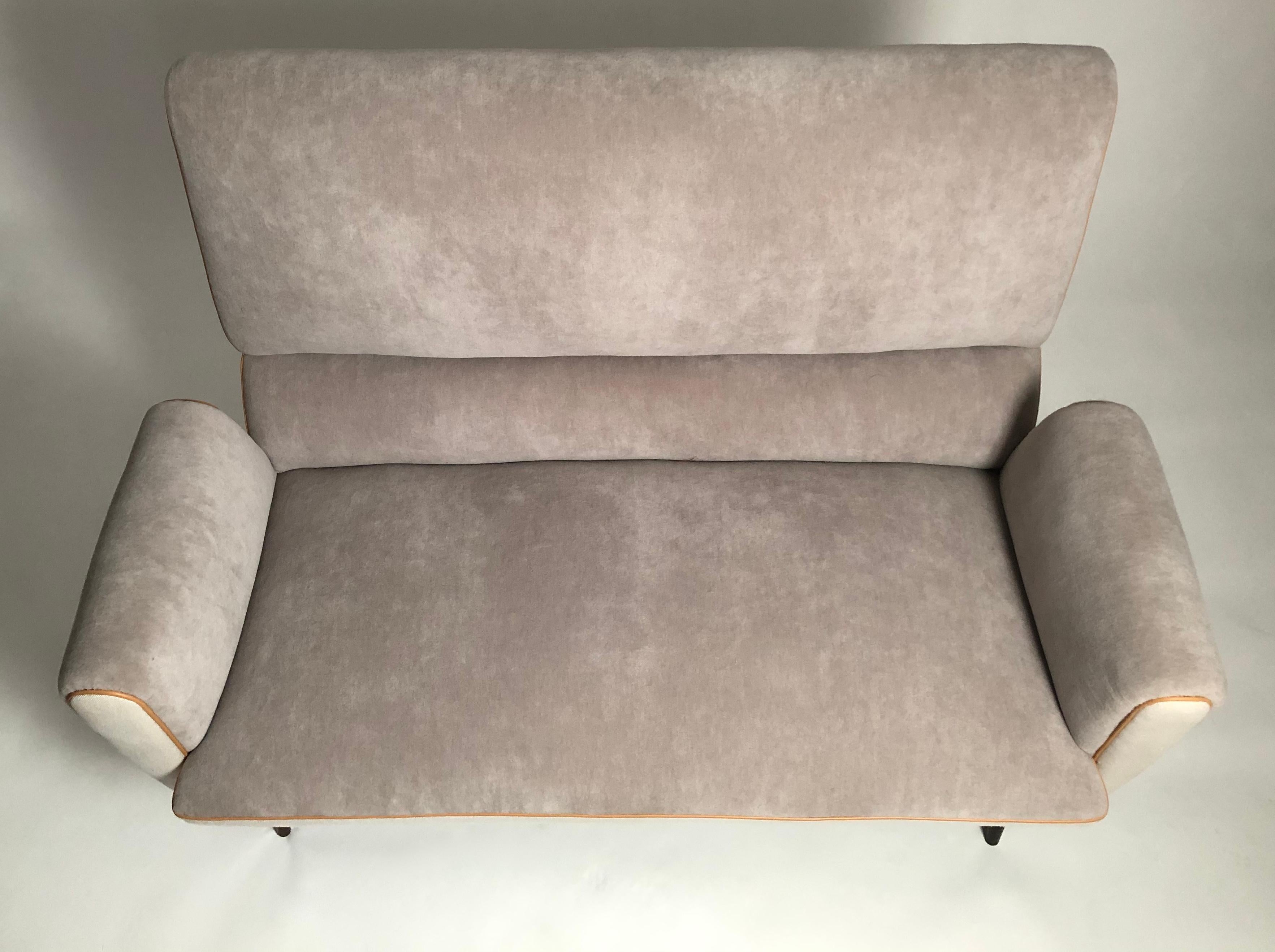 Mid-20th Century Italian Upholstered Sofa in the Manner of Gio Ponti, circa 1950s