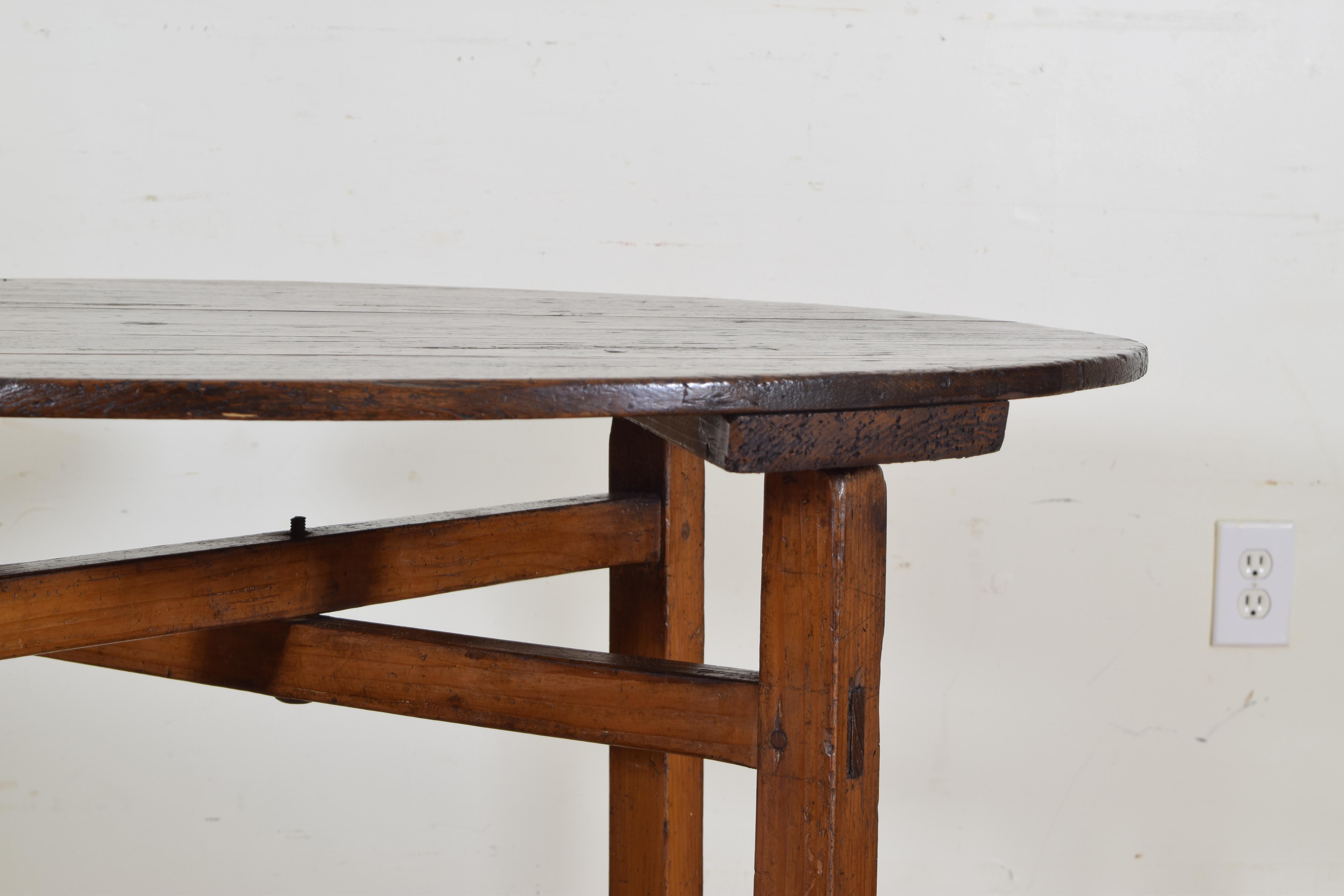Italian Upland Pinewood ‘Larice’ Folding Table from the Early 19th Century In Excellent Condition In Atlanta, GA