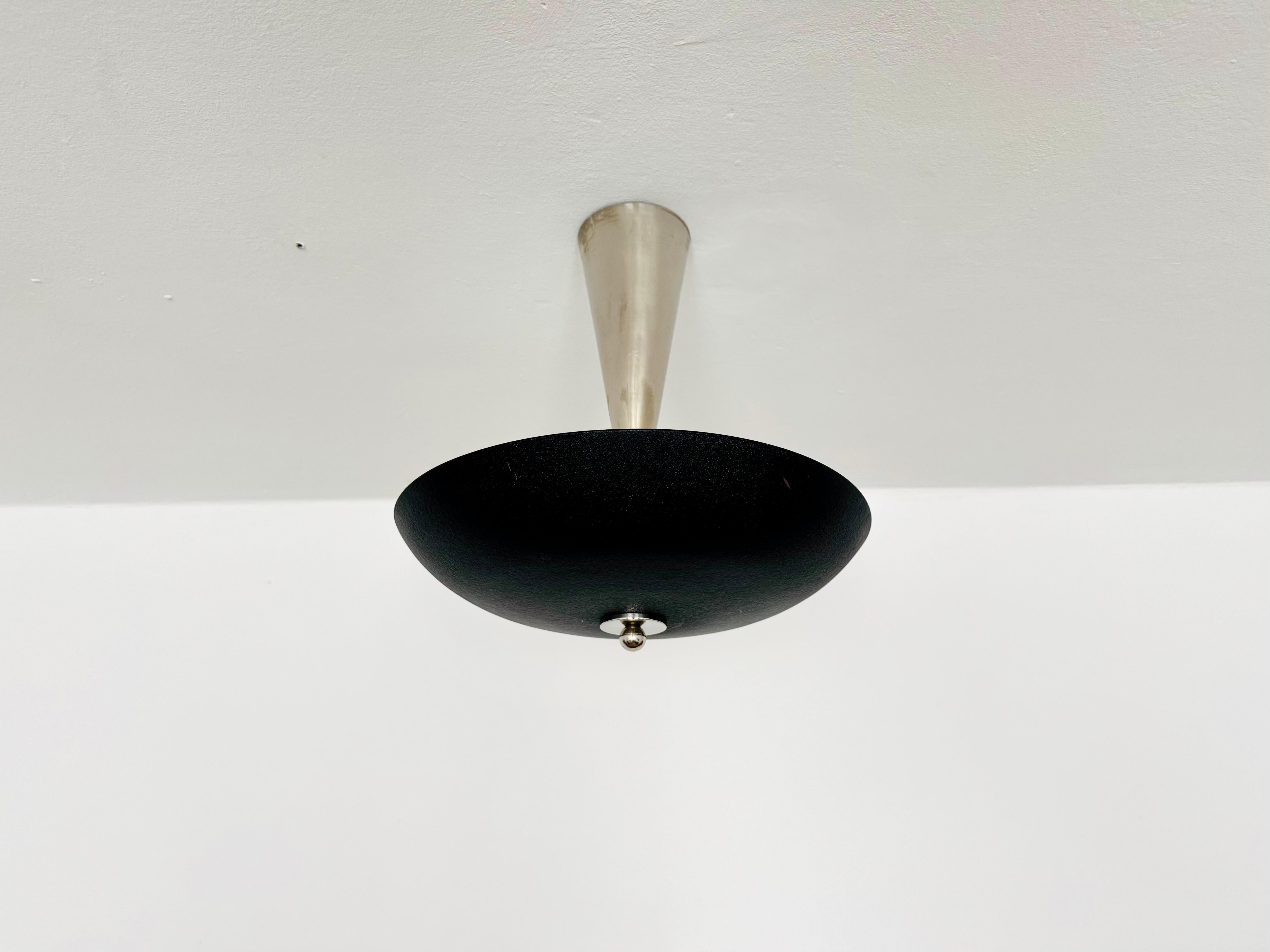 Very nice Italian ceiling lamp from the 1950s.
Very noble and classic shape.
A wonderful lighting mood is created.

Condition:

Very good vintage condition with slight signs of wear.
The silver metal parts are beautifully patinated.
The black shrink