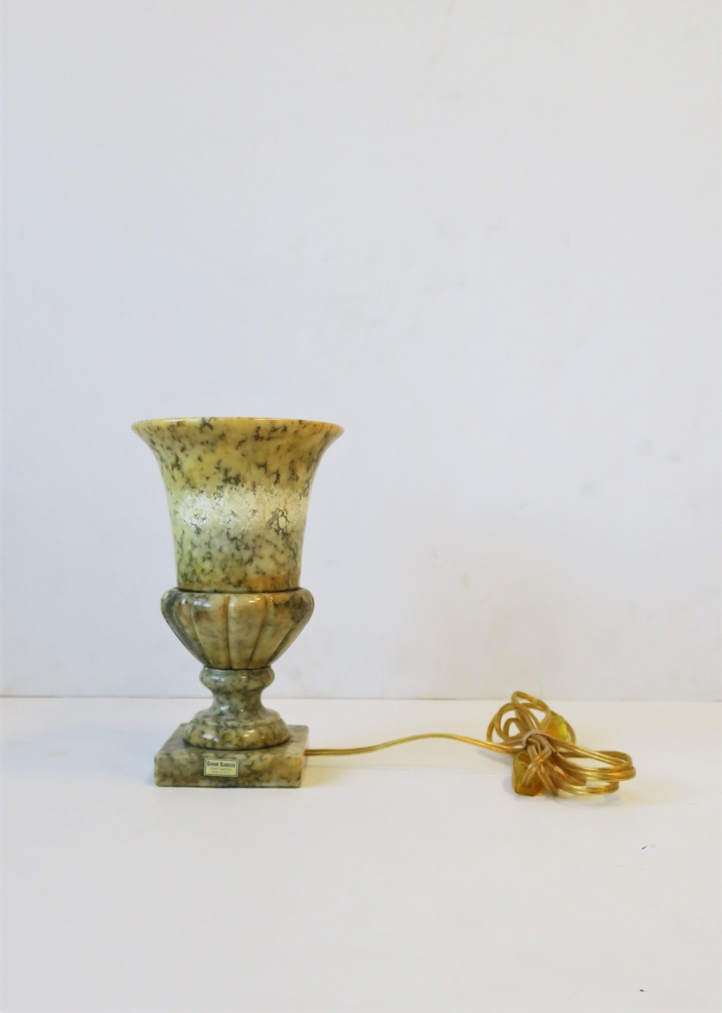 Italienische neoklassische Urne Alabaster Marmor Tischlampe, Mitte 20. im Angebot 6