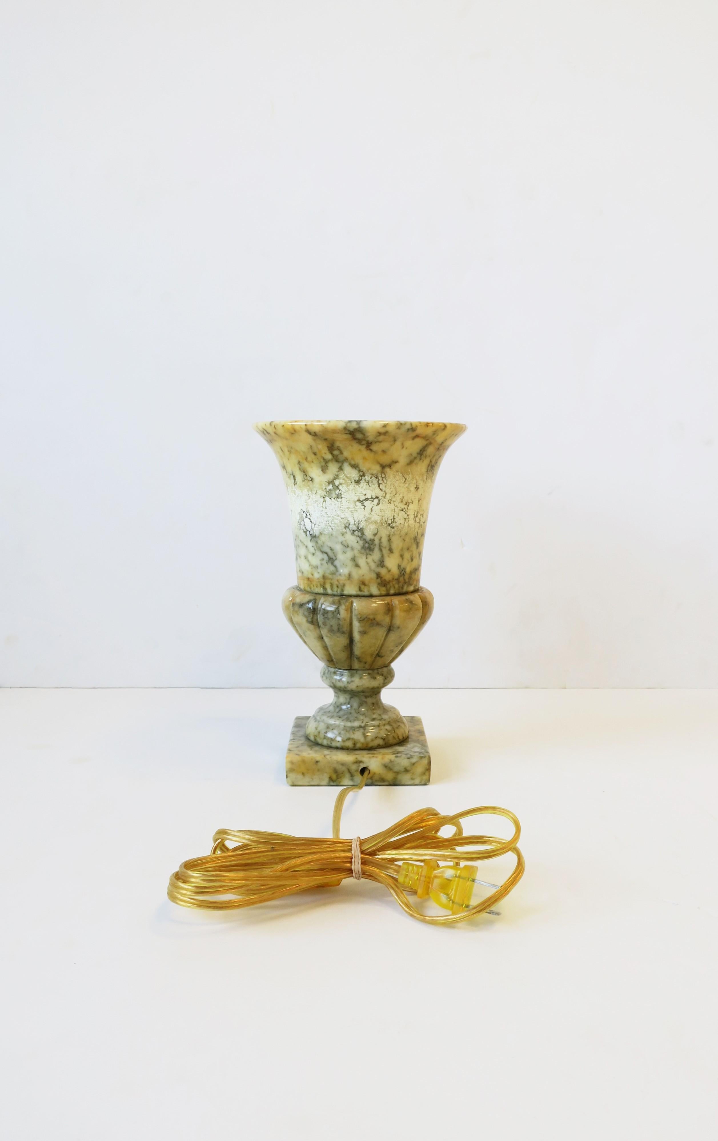 Italienische neoklassische Urne Alabaster Marmor Tischlampe, Mitte 20. im Angebot 7