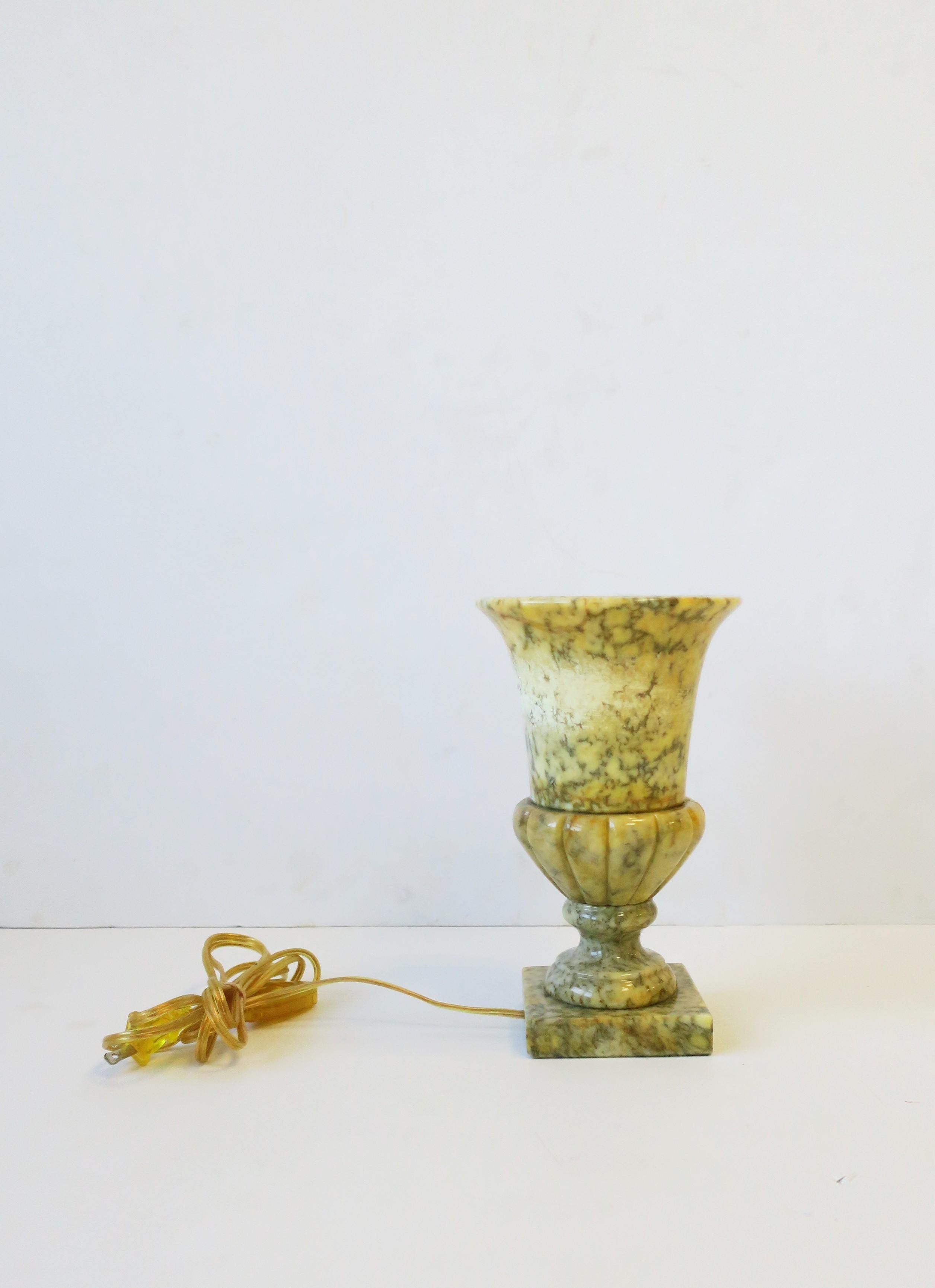 Italienische neoklassische Urne Alabaster Marmor Tischlampe, Mitte 20. im Angebot 8