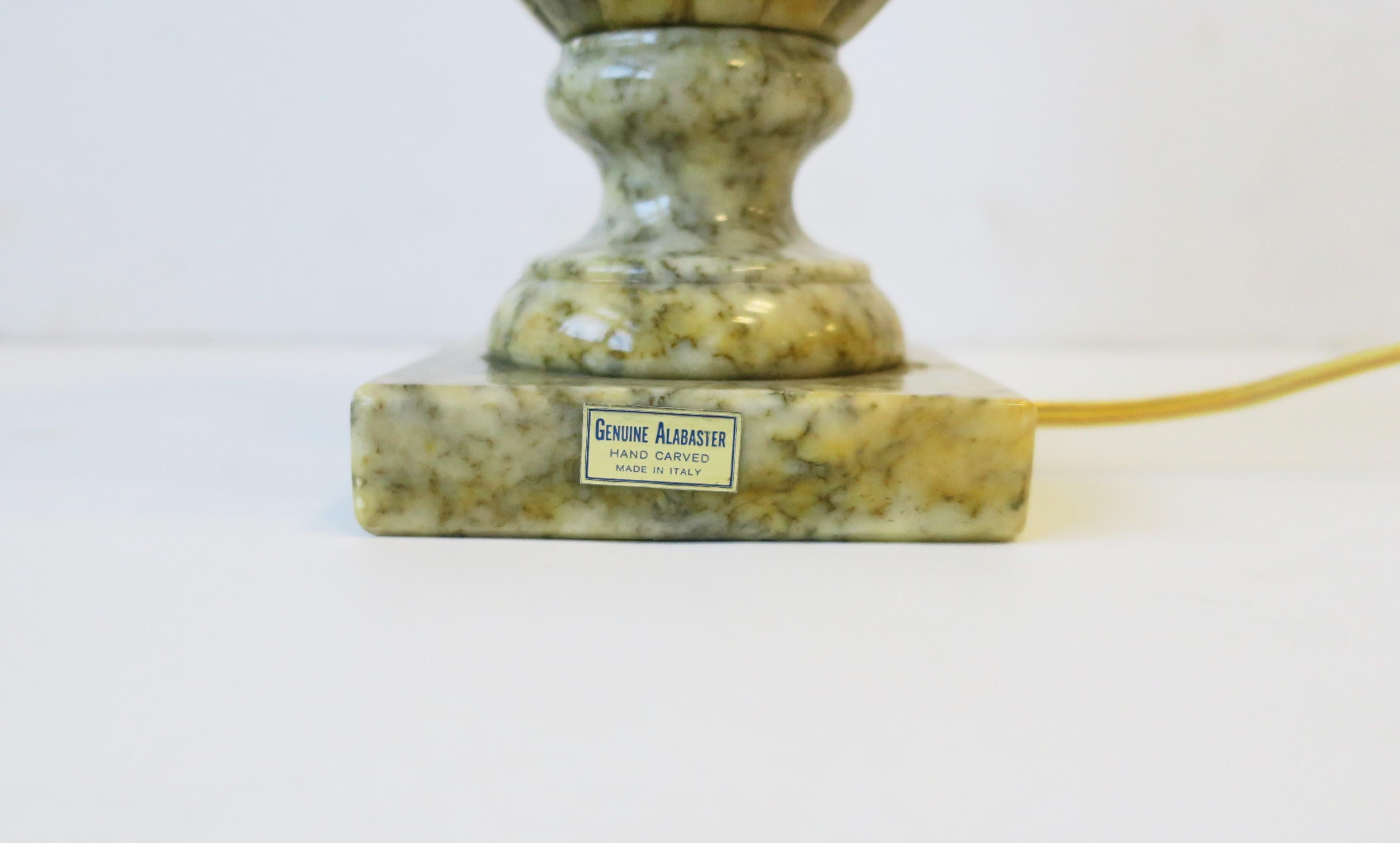 Lampe de table néoclassique italienne en forme d'urne en marbre d'albâtre, milieu du 20e siècle en vente 8
