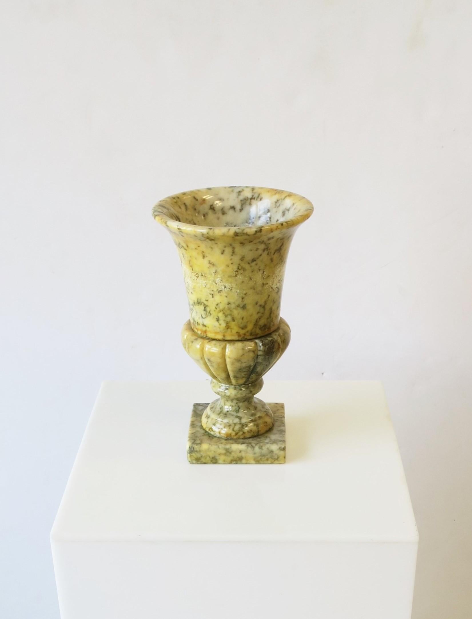 Italienische Tischlampe aus gelbem Alabastermarmor in Form einer Urne im neoklassizistischen Stil, ca. Mitte des 20. Das Stück ist an der Seite mit 