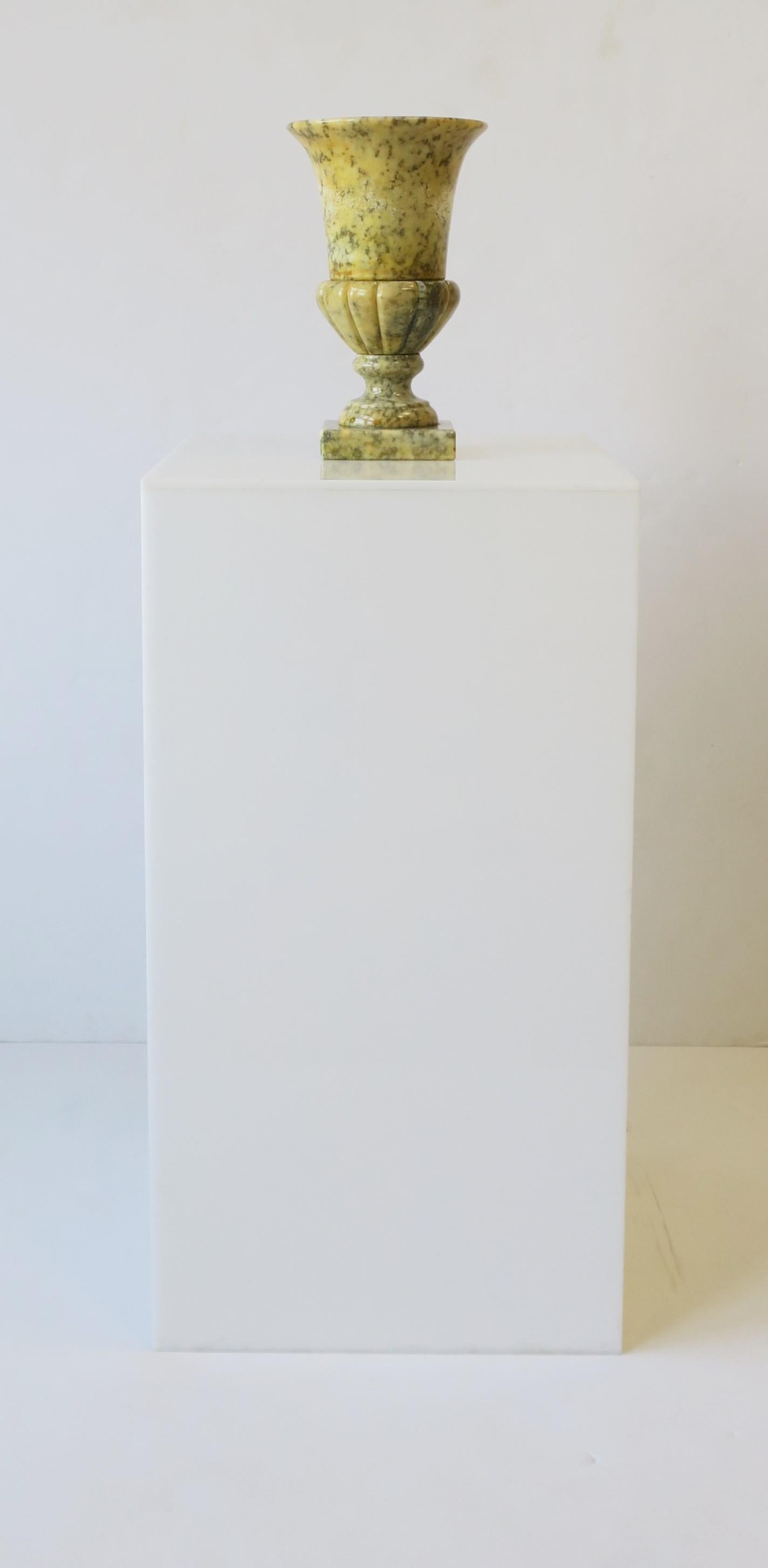 Italienische neoklassische Urne Alabaster Marmor Tischlampe, Mitte 20. (Neoklassisch) im Angebot